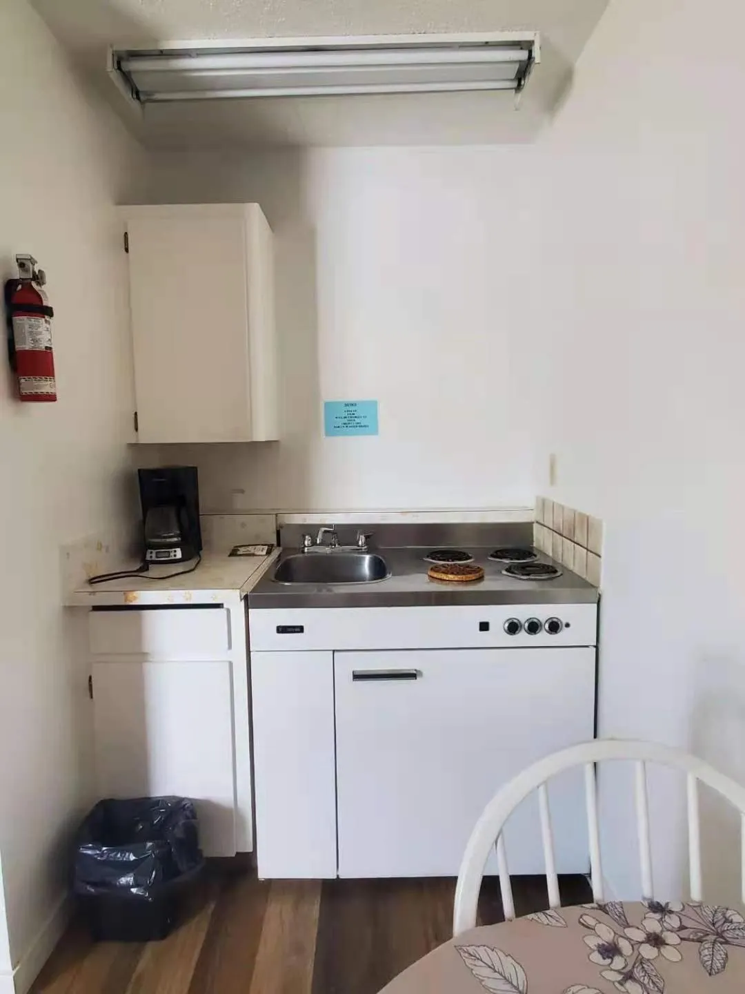 Kitchen or kitchenette in Swiss Sunset Inn