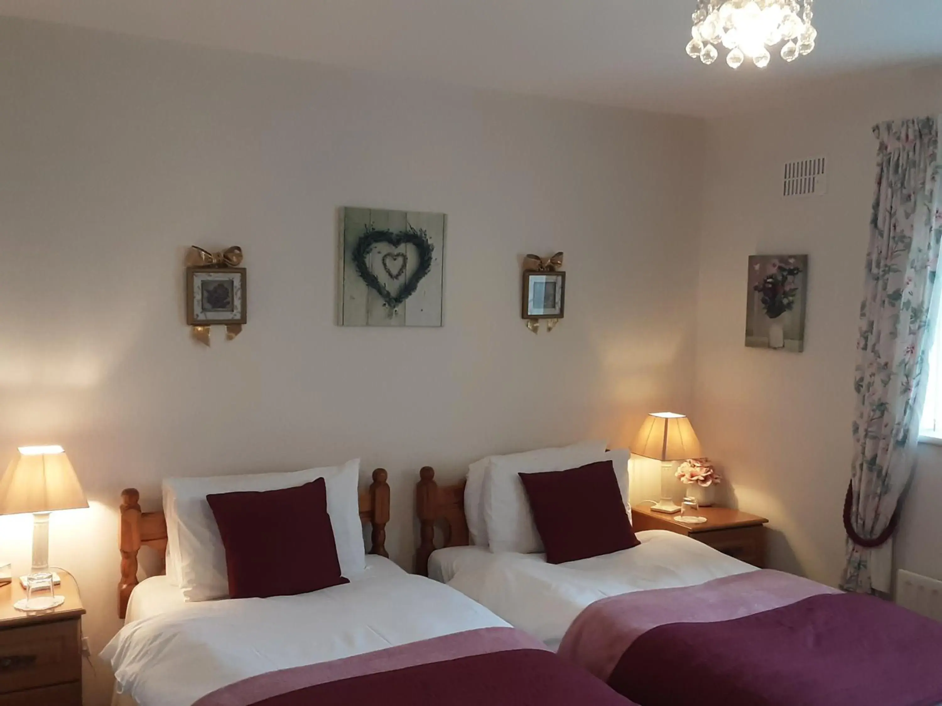 Twin Room with Shower - single occupancy in Hawthorn Lodge Twin Room with Shower - single occupancy in Hawthorn Lodge