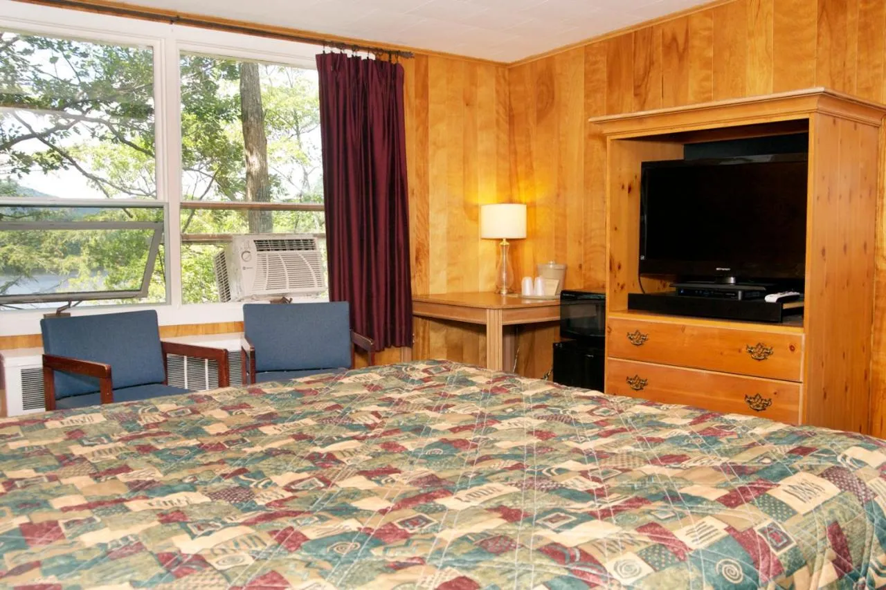 Bed in Sunset Motor Inn