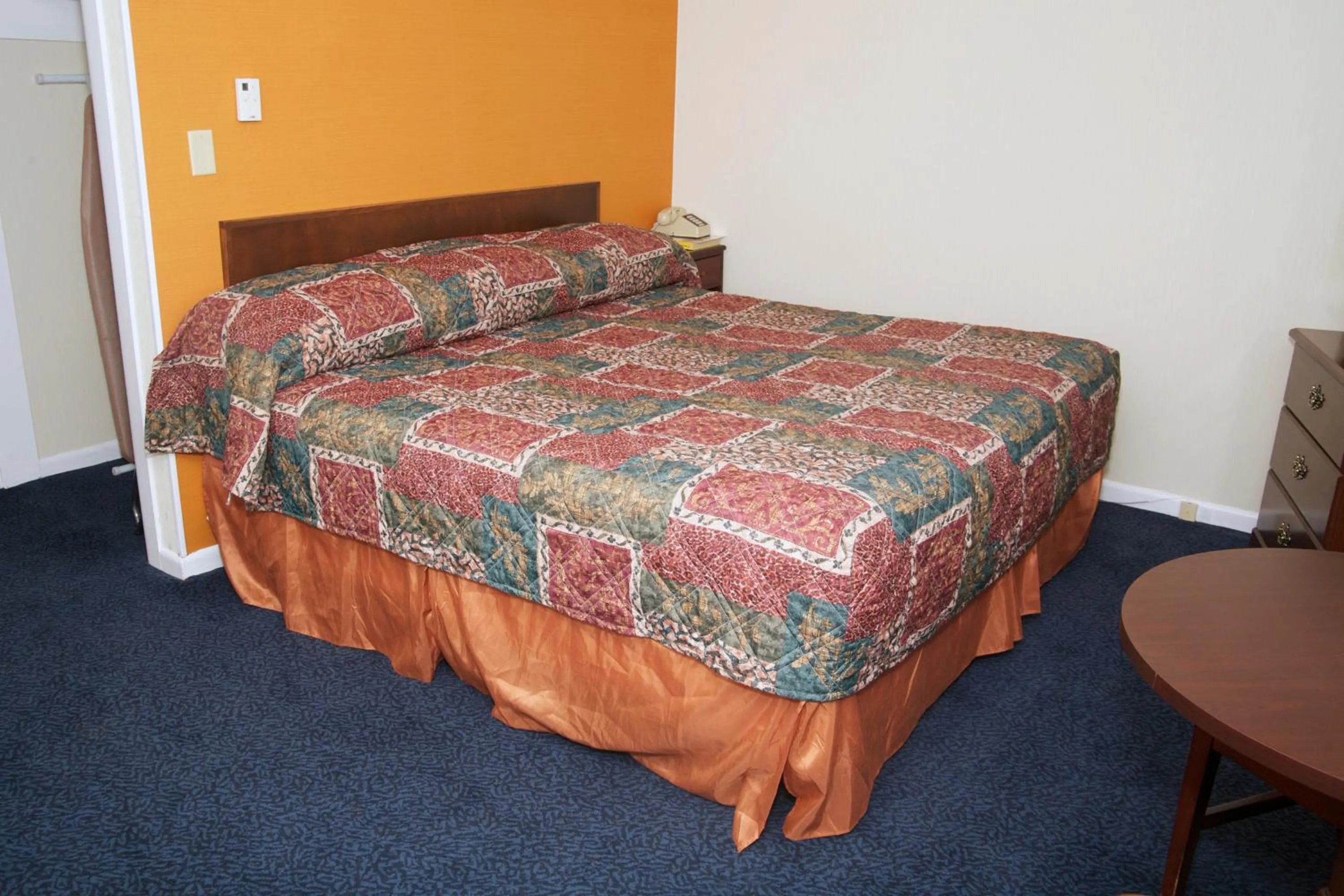 Bed in Sunset Motor Inn