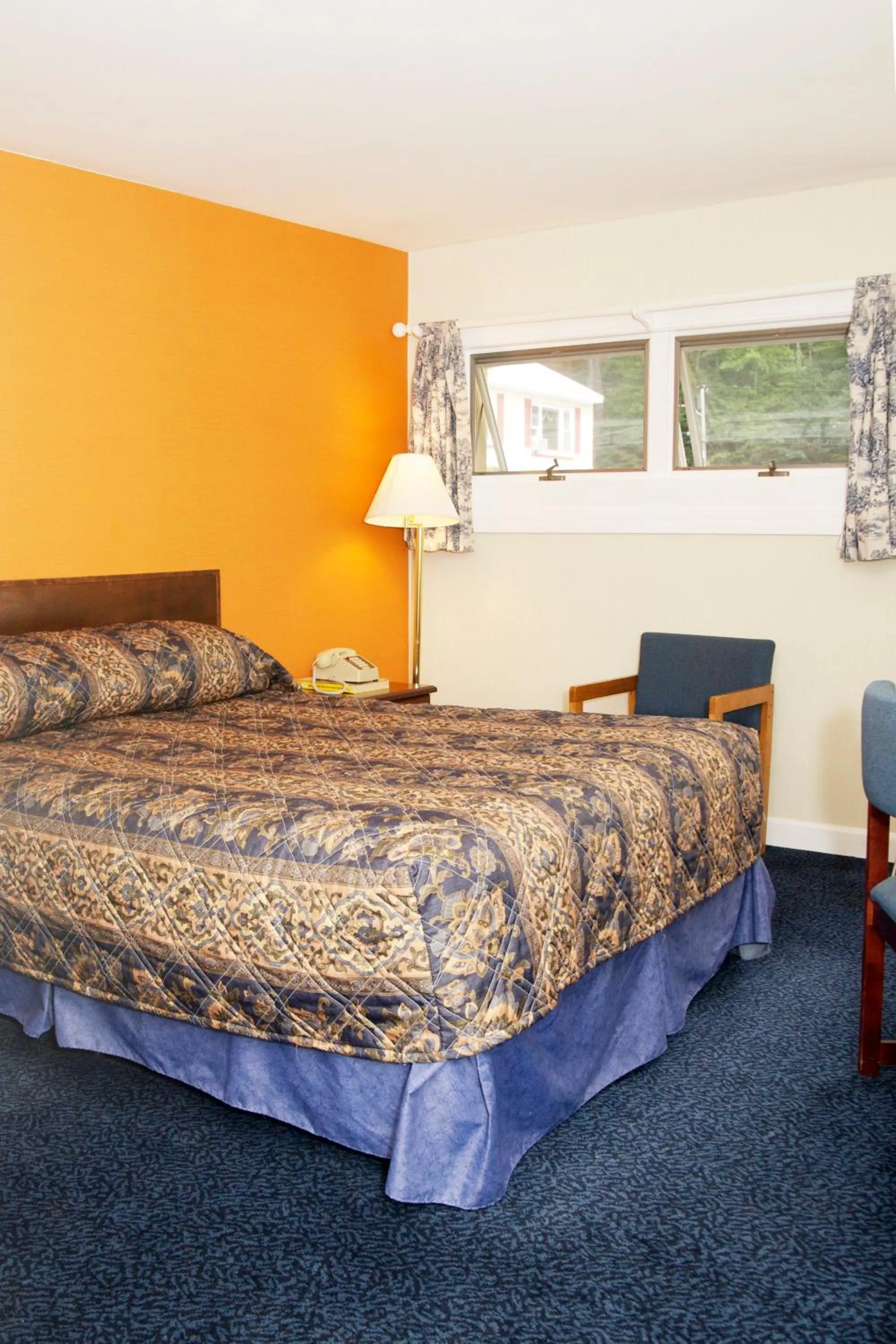 Bed in Sunset Motor Inn