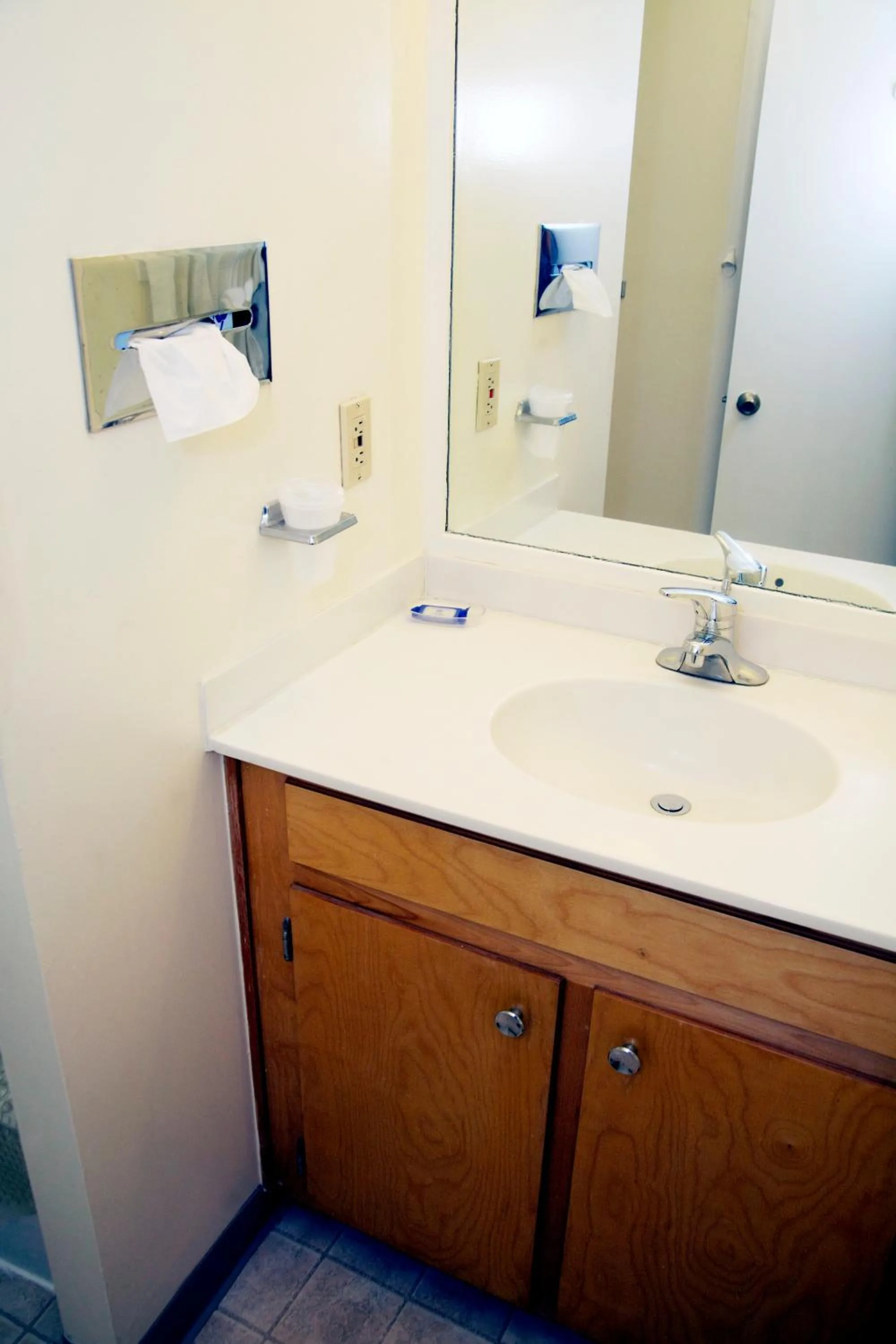Bathroom in Sunset Motor Inn