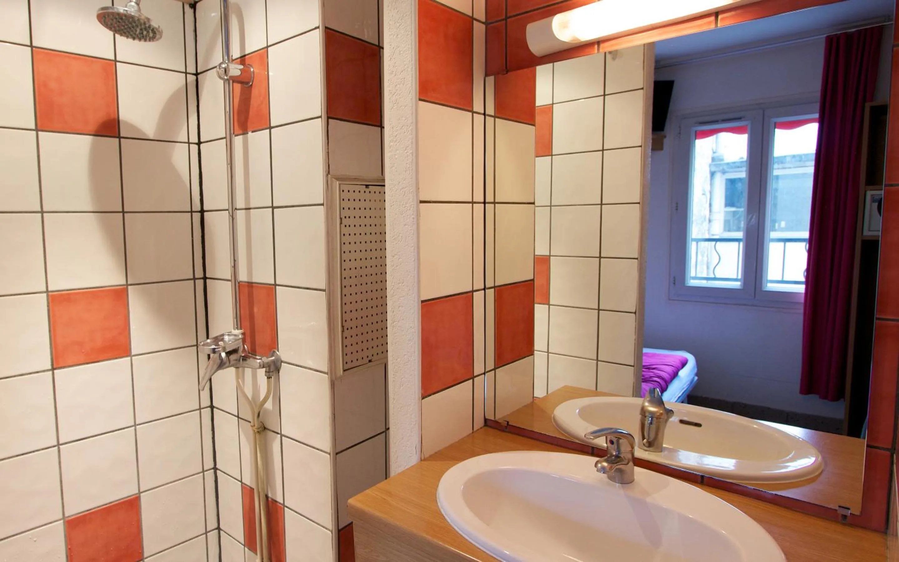 Bathroom in Auberge Internationale des Jeunes