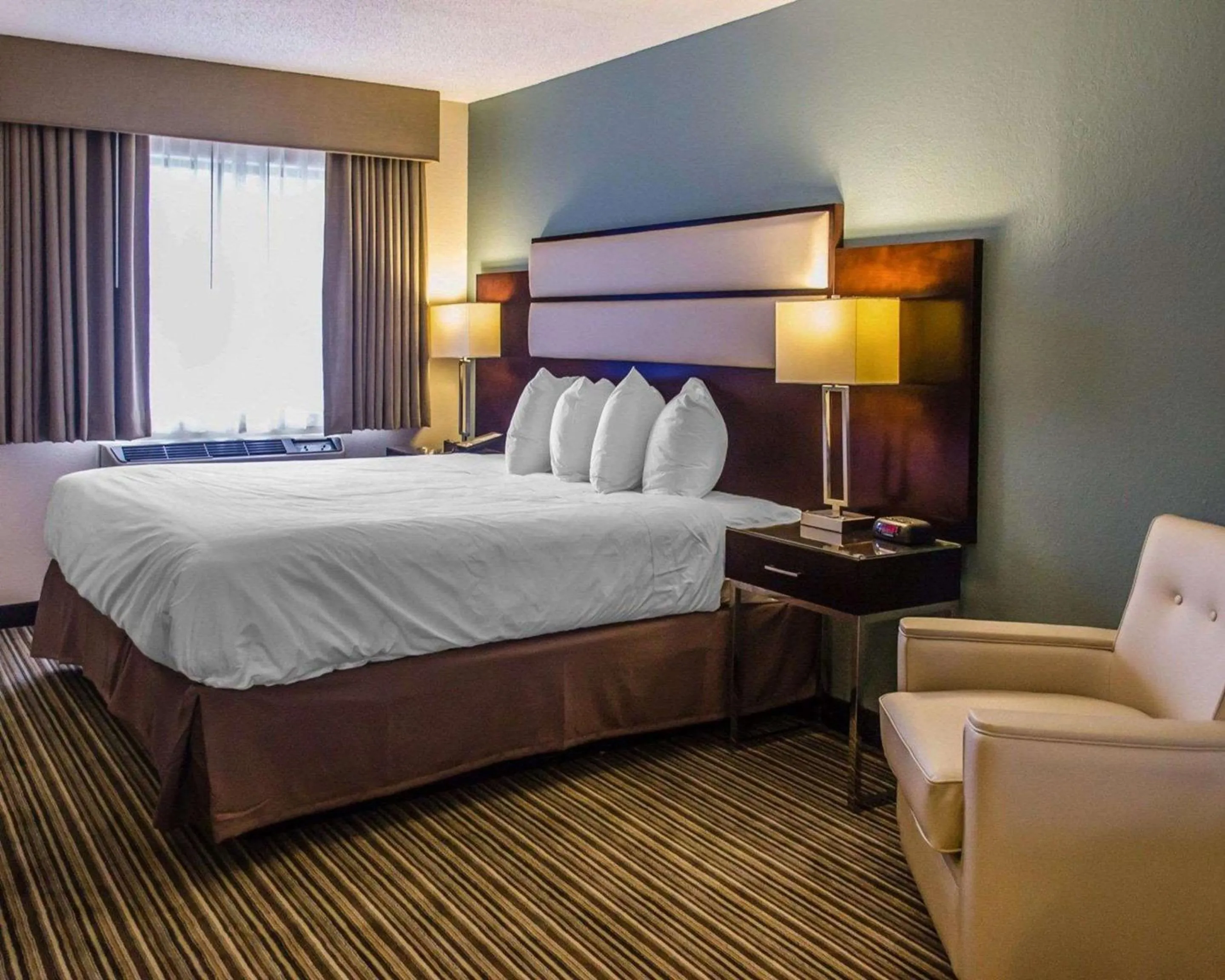 Bedroom, Bed in Quality Inn Streetsboro - Kent