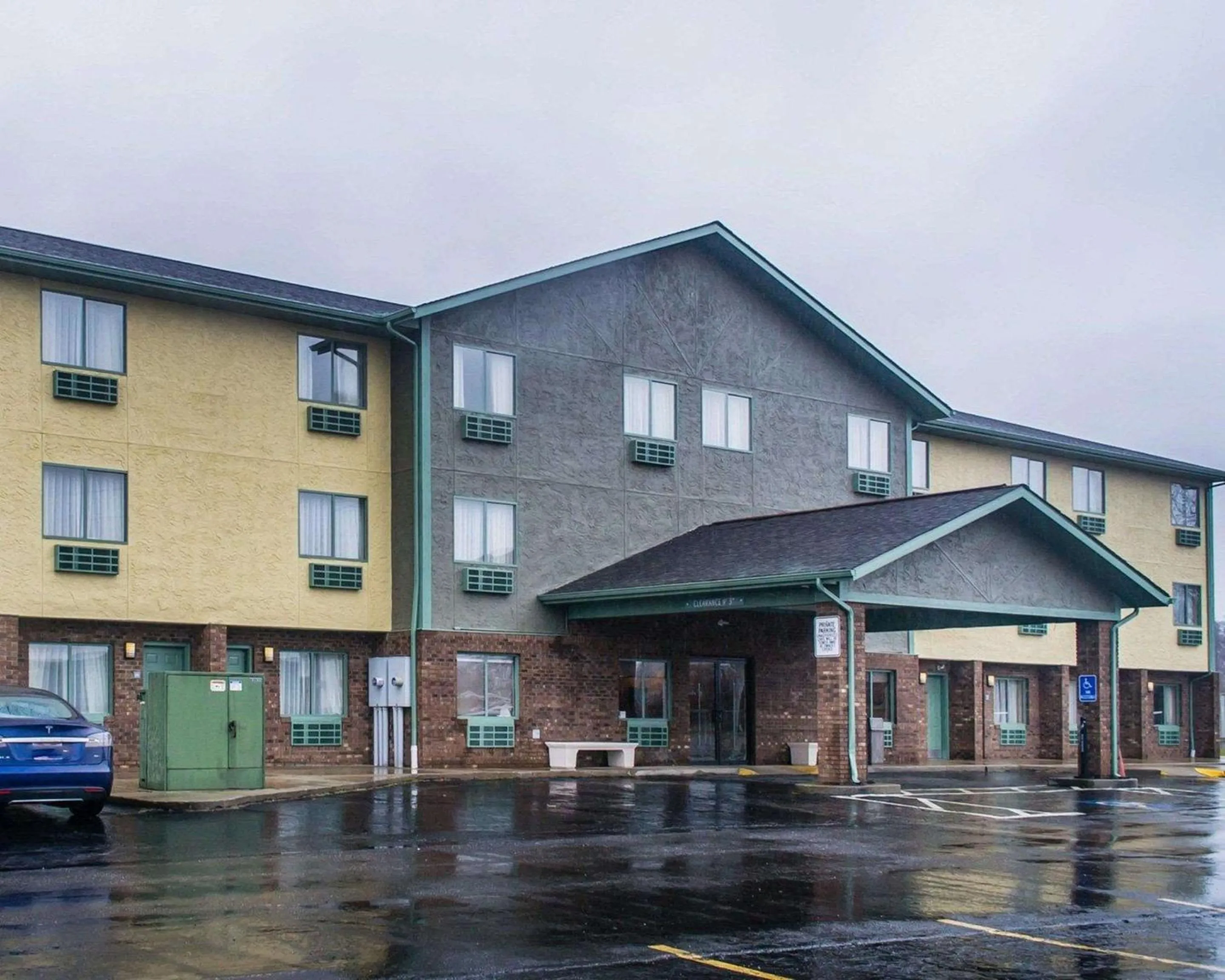 Property building in Quality Inn Streetsboro - Kent