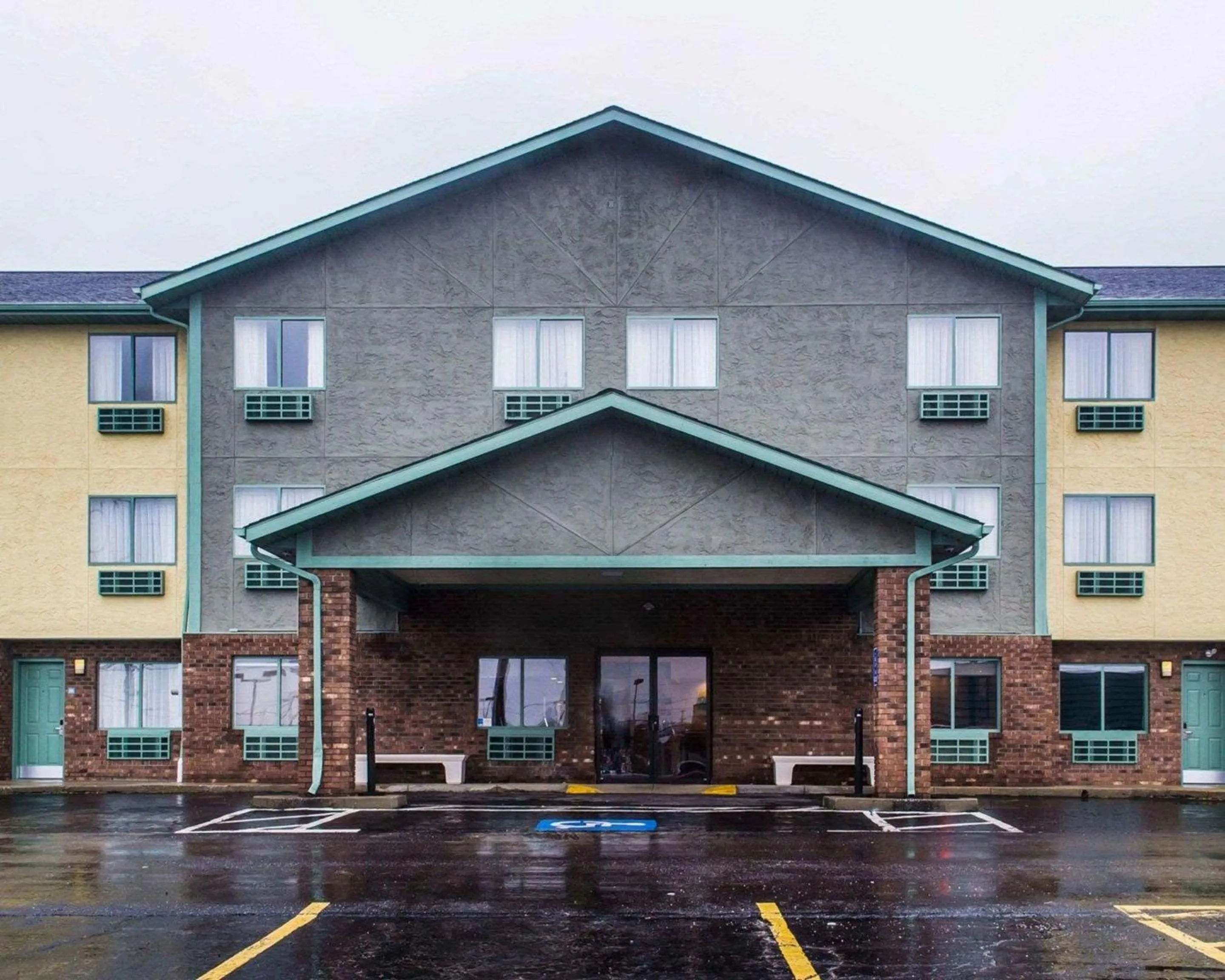 Property building in Quality Inn Streetsboro - Kent