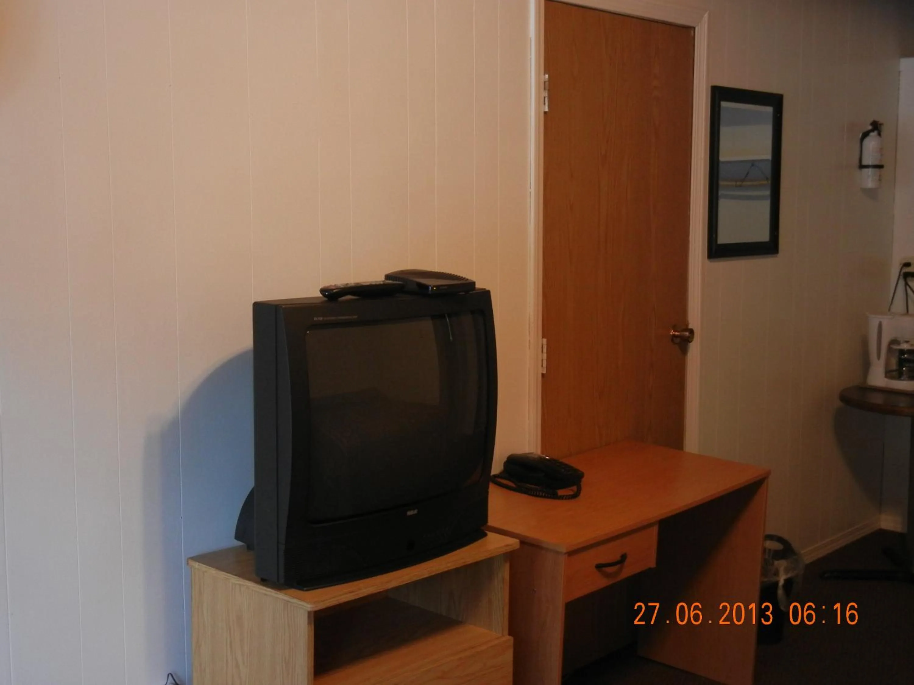 TV and multimedia in Holiday House Motel