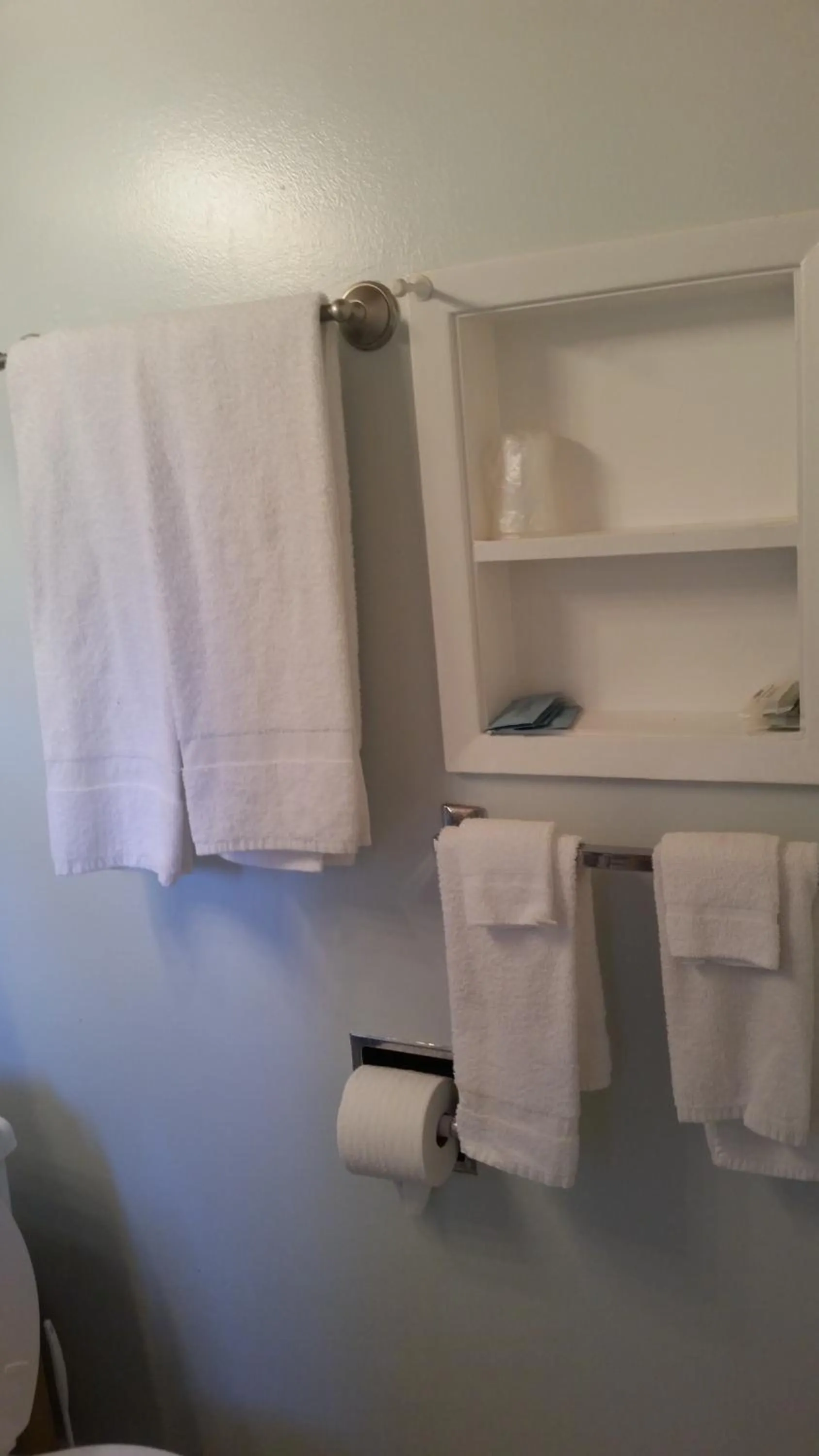 towels in Holiday House Motel