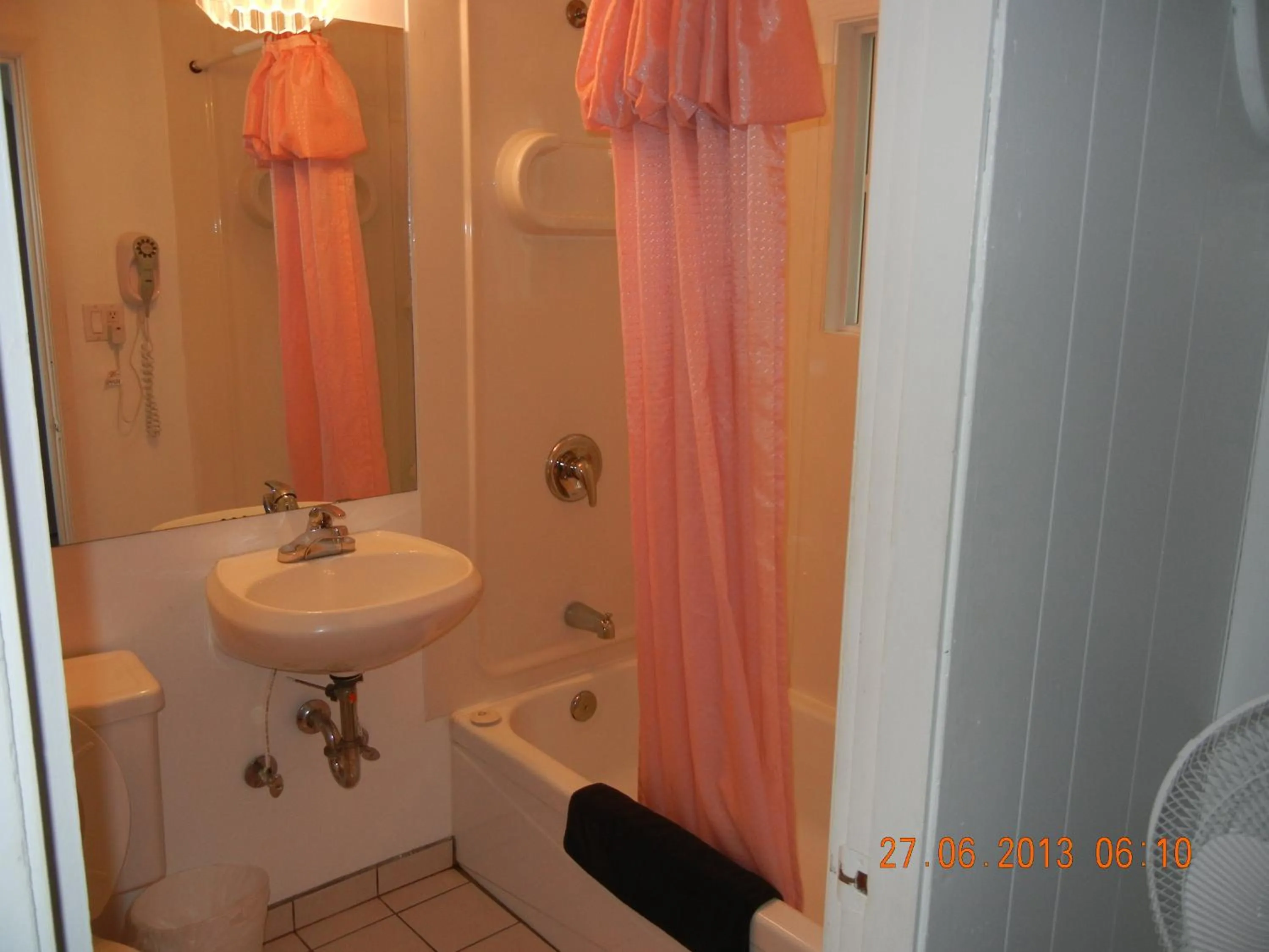 Bathroom in Holiday House Motel