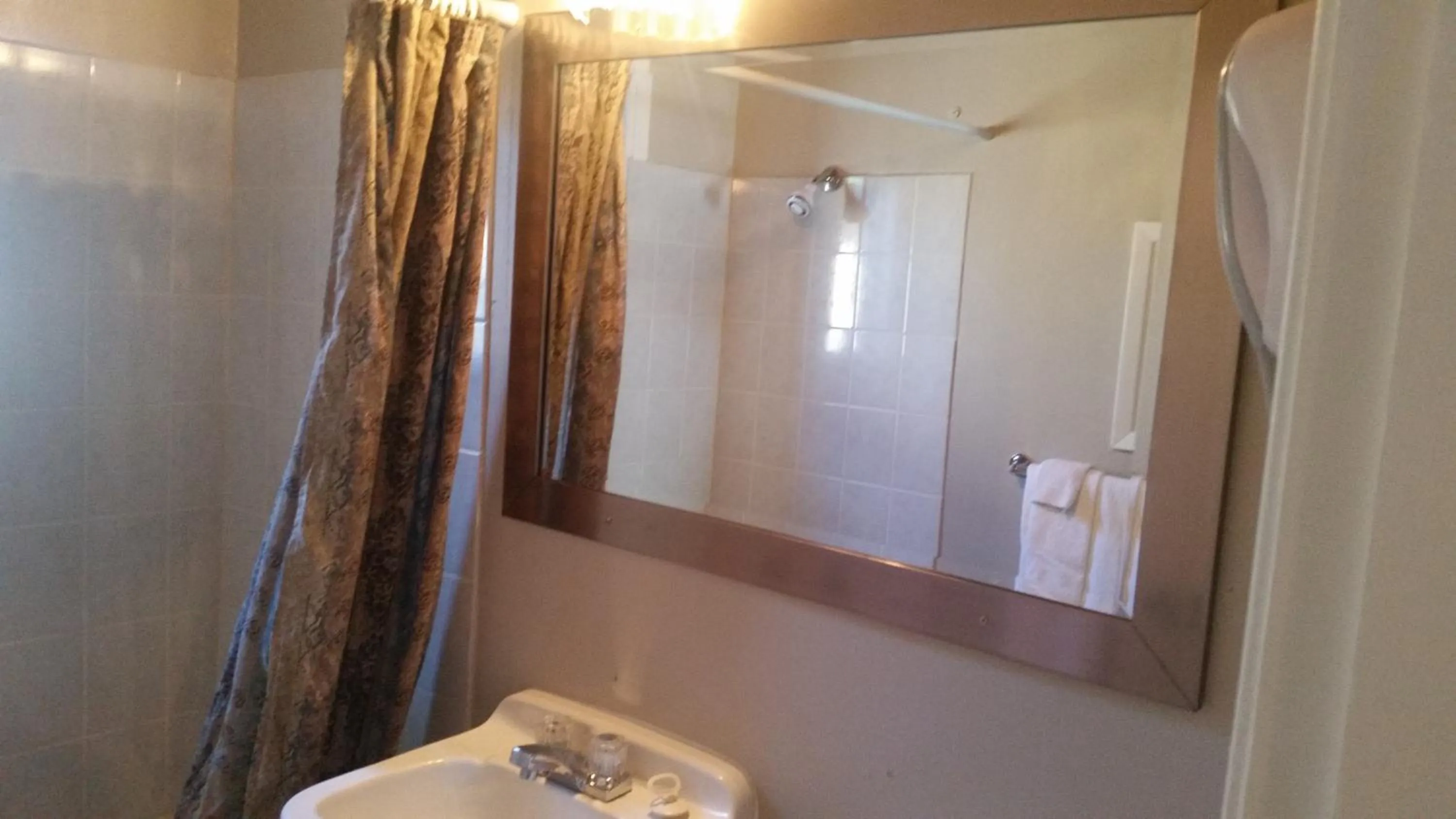 Bathroom in Holiday House Motel