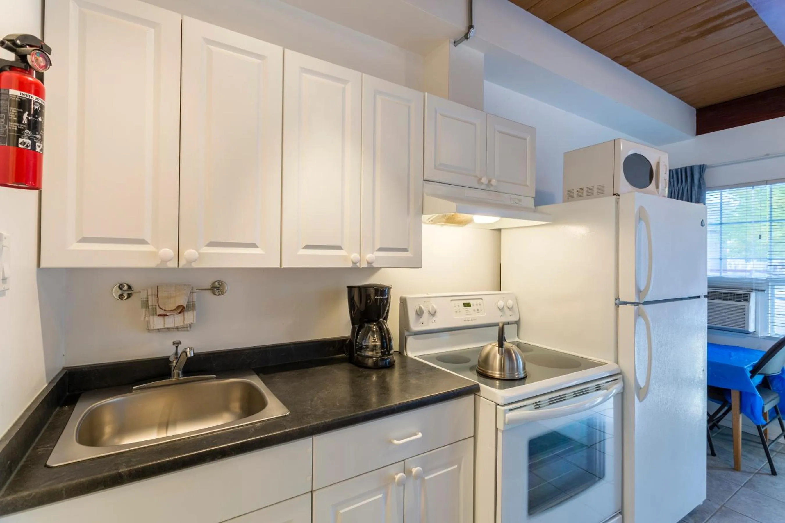 Kitchen or kitchenette in Holiday House Motel