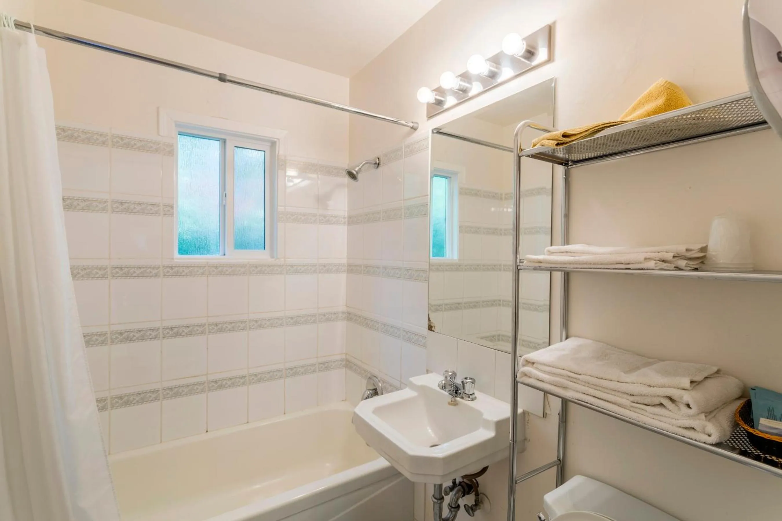 Bathroom in Holiday House Motel