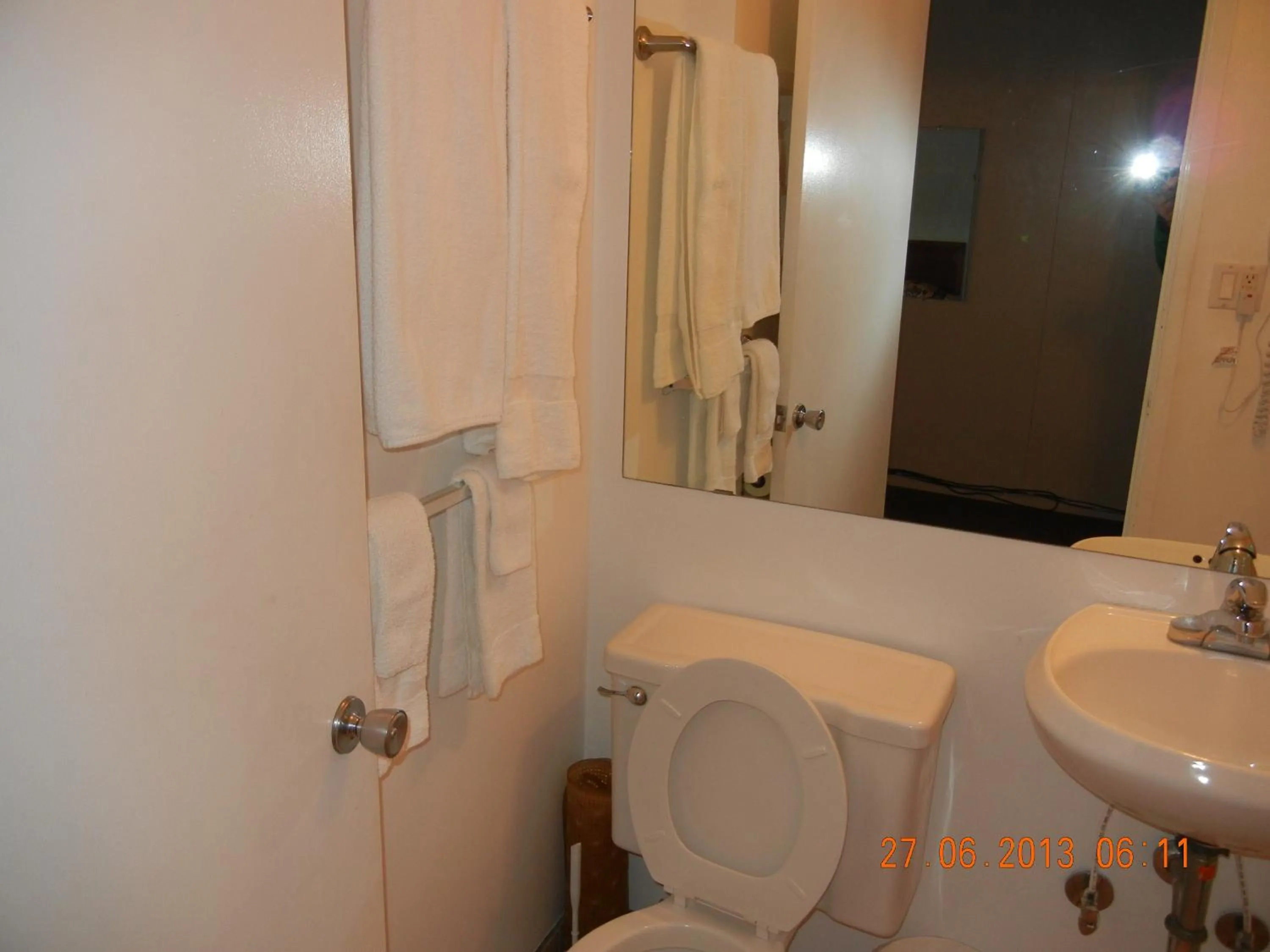 Bathroom in Holiday House Motel