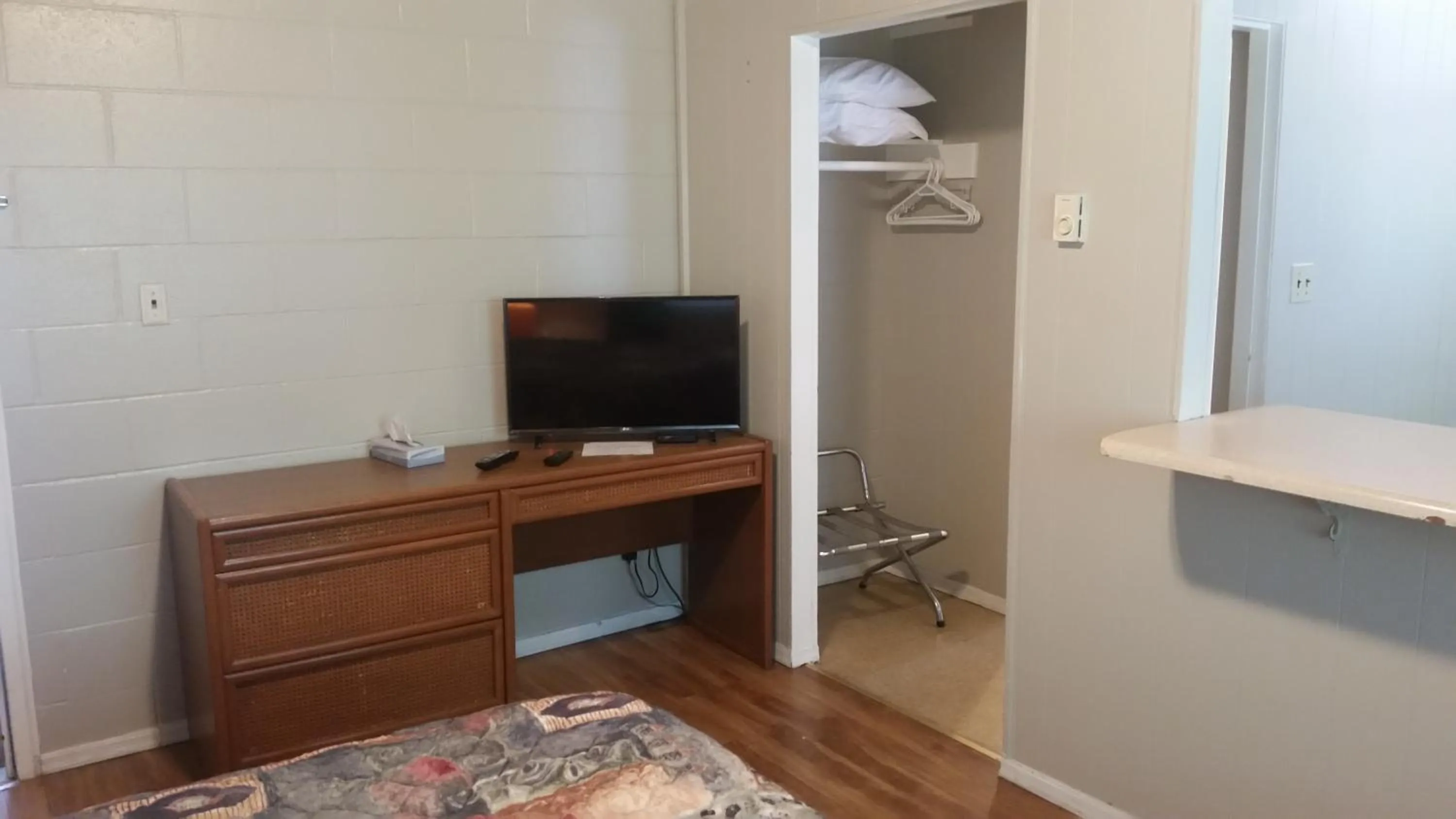 TV and multimedia in Holiday House Motel