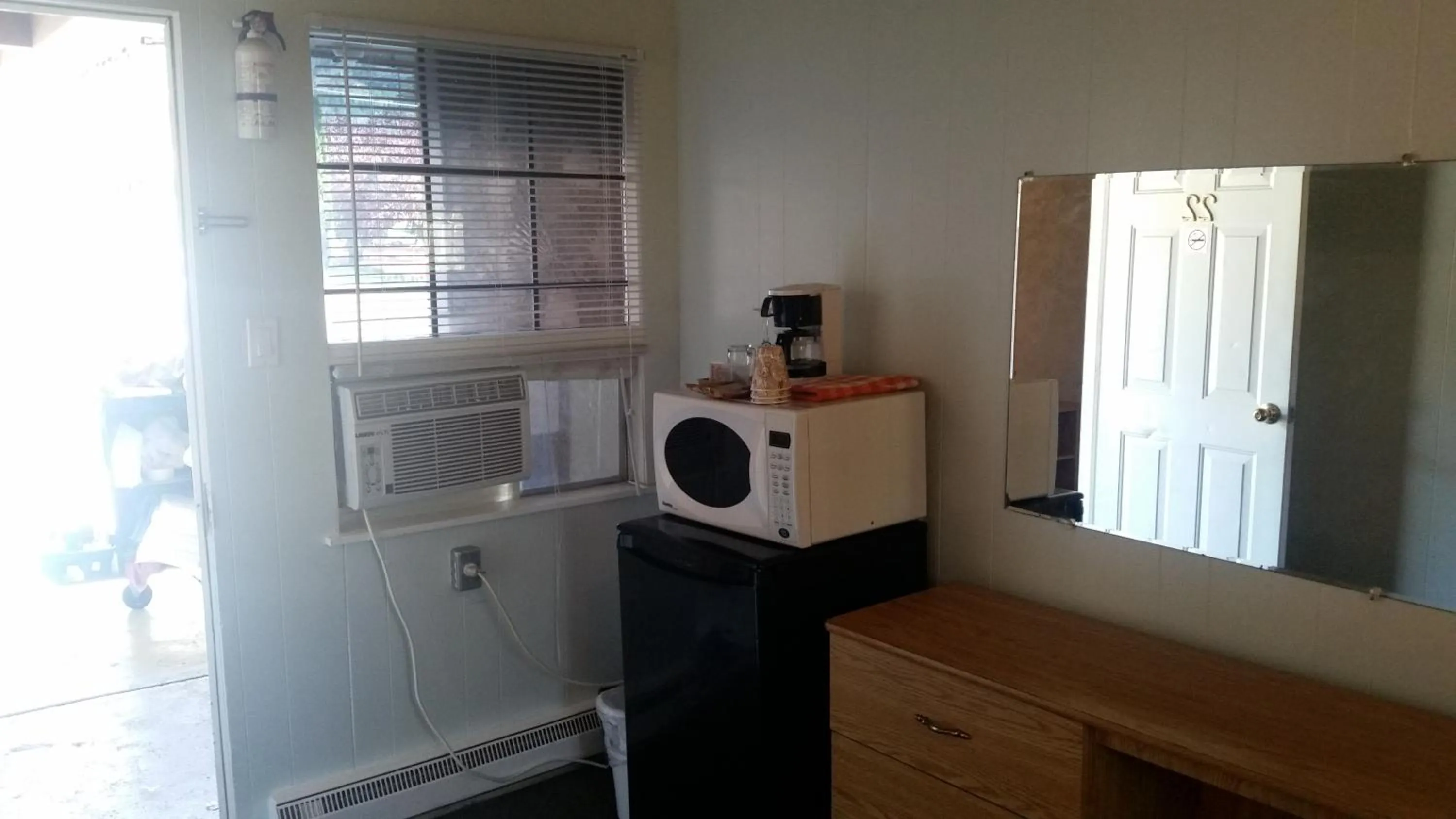 Quiet street view in Holiday House Motel