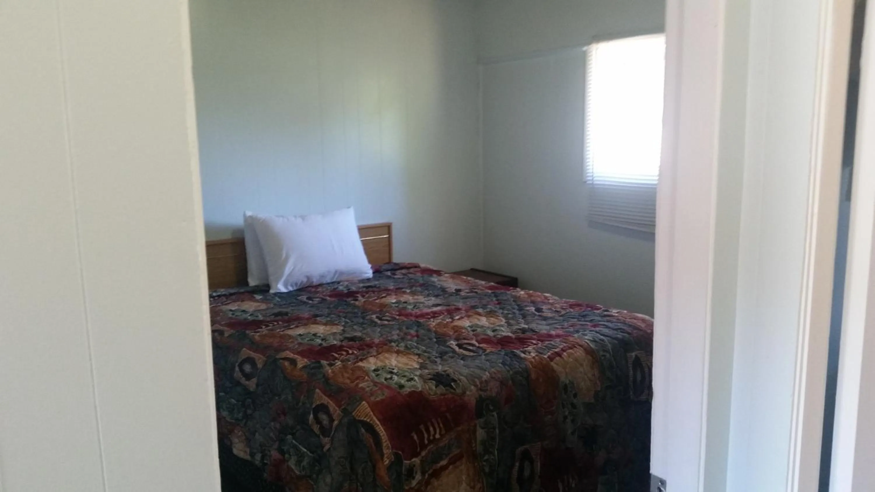 Bed in Holiday House Motel