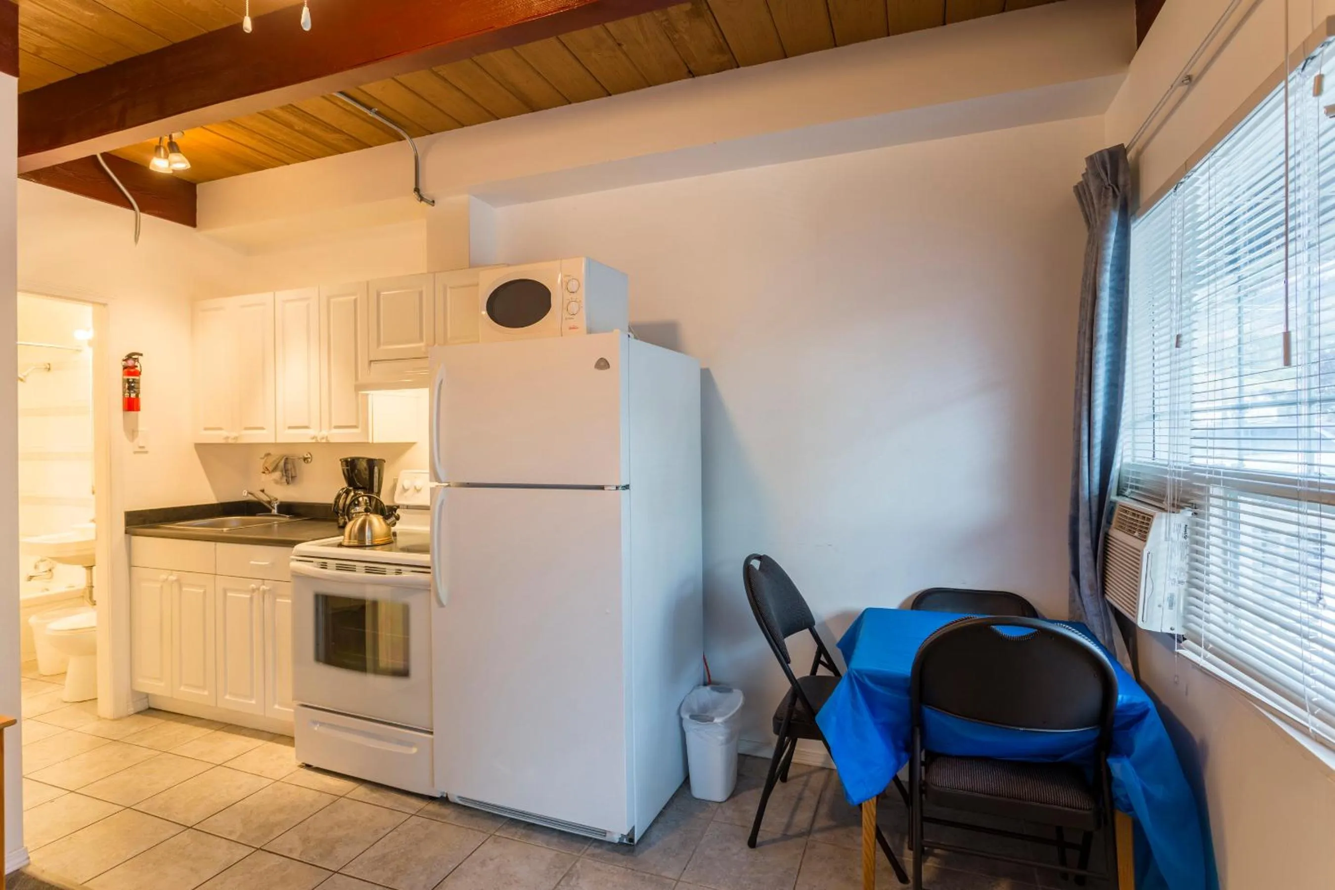 Kitchen or kitchenette in Holiday House Motel