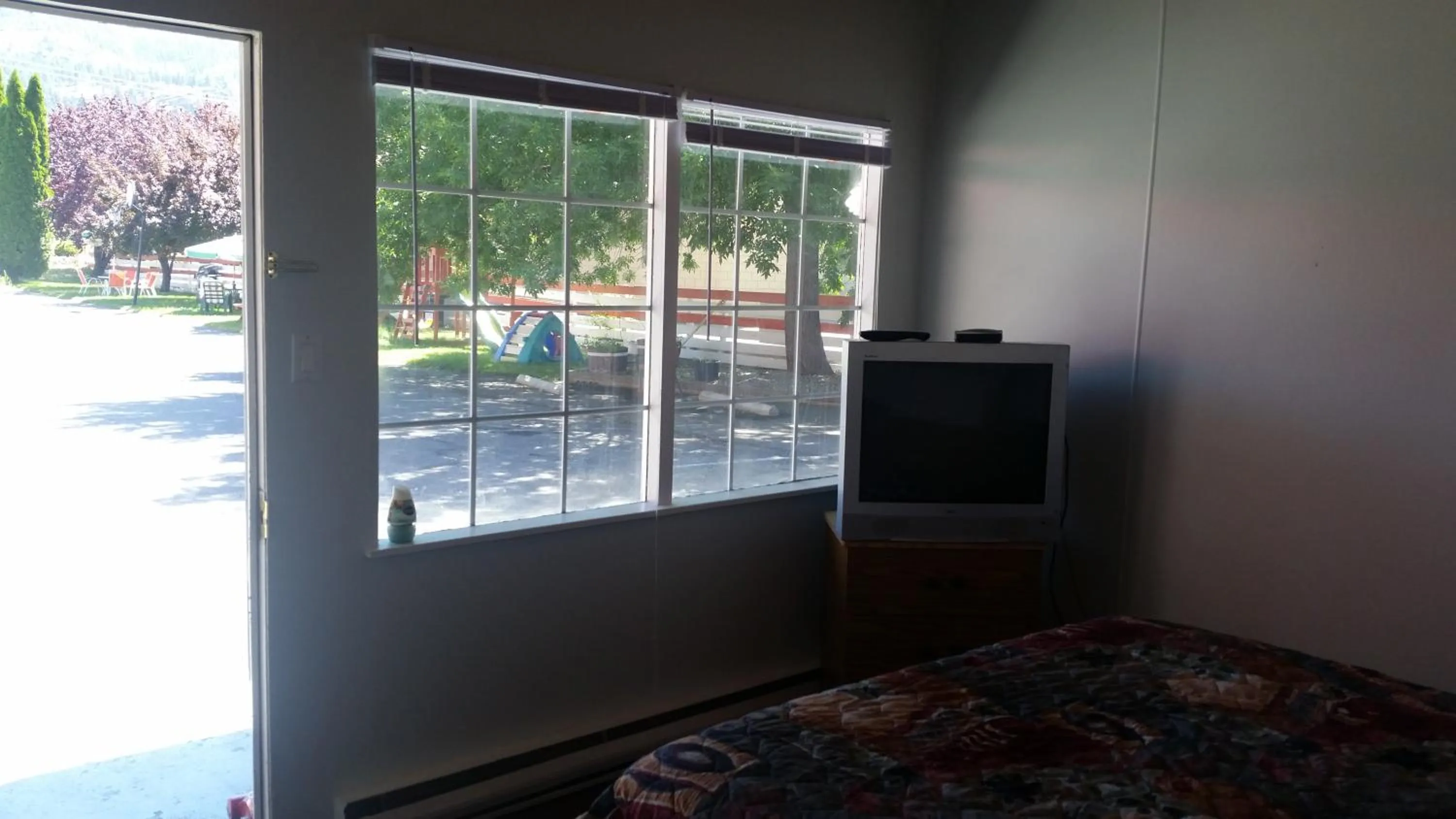 Photo of the whole room in Holiday House Motel