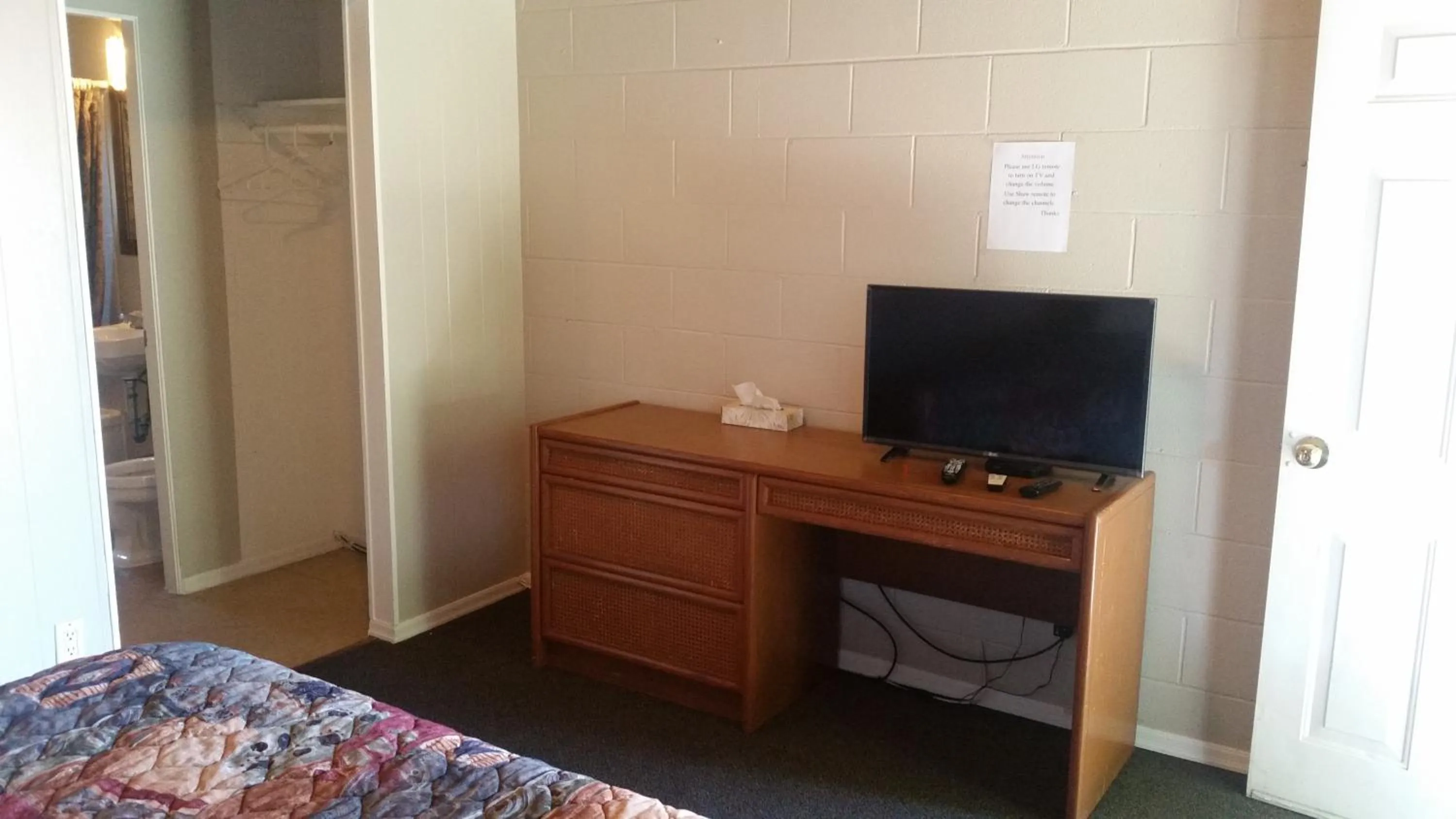 TV and multimedia, Bed in Holiday House Motel