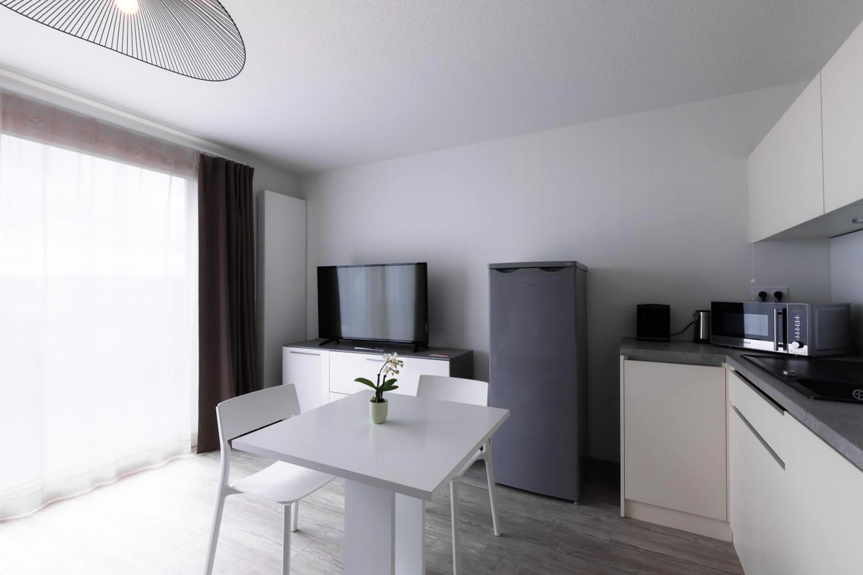 Kitchen or kitchenette in Aparthotel Adagio Bâle Mulhouse Aeroport