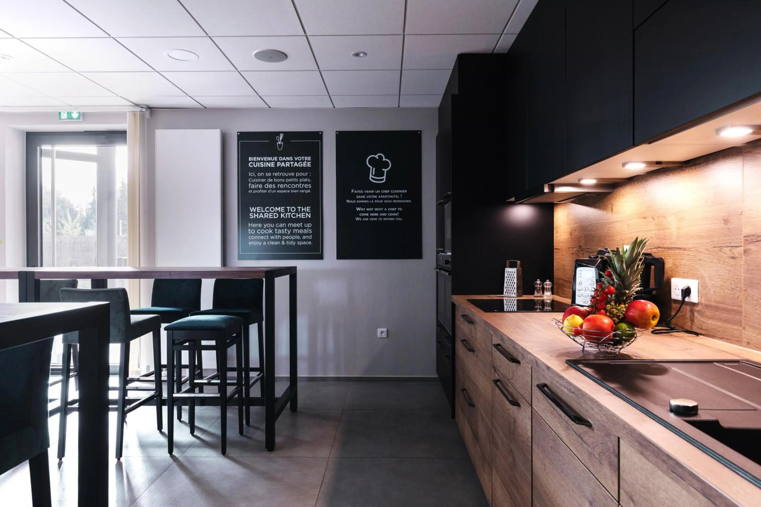 Communal kitchen in Aparthotel Adagio Bâle Mulhouse Aeroport