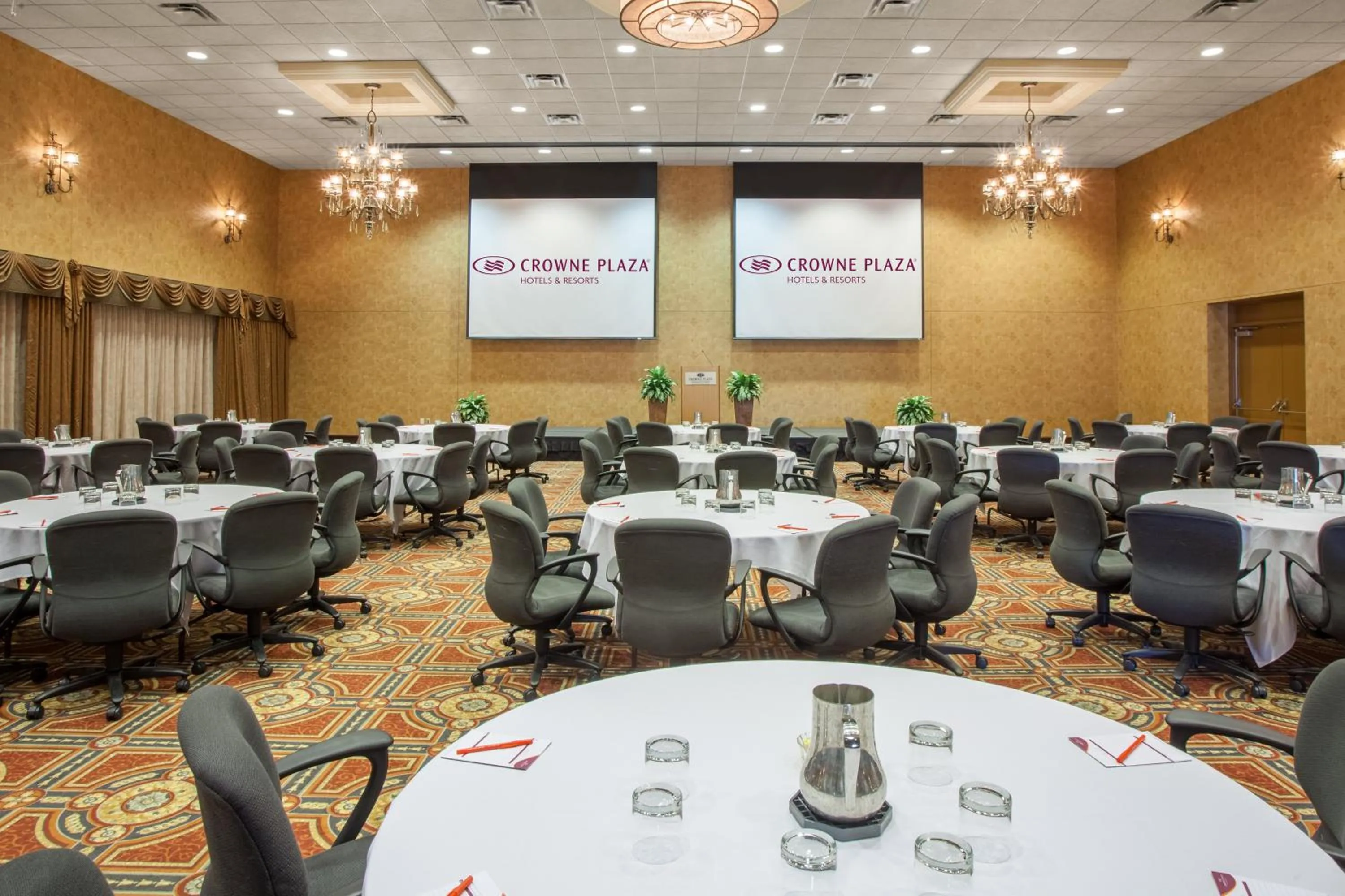 Meeting/conference room in Crowne Plaza Minneapolis West by IHG