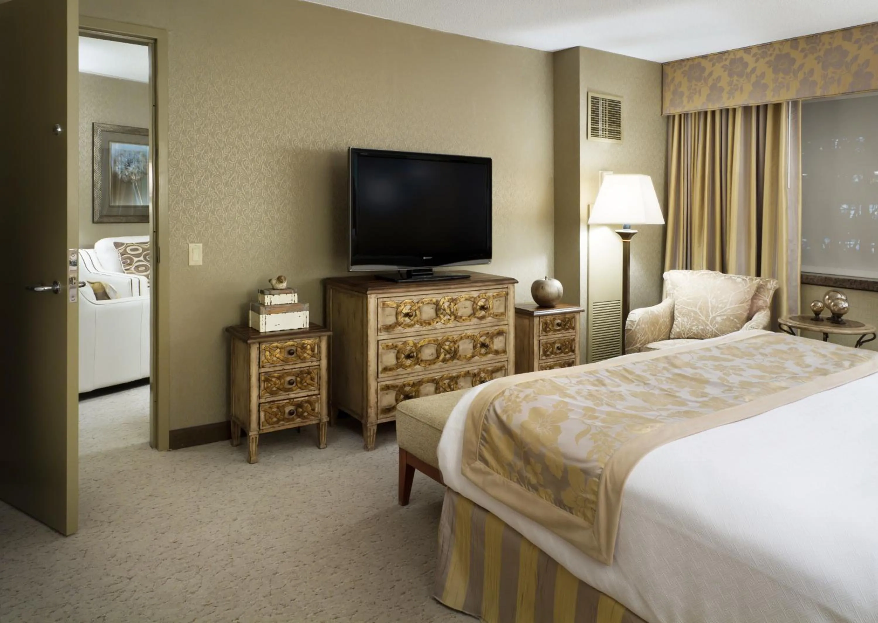 Photo of the whole room, Bed in Crowne Plaza Minneapolis West by IHG