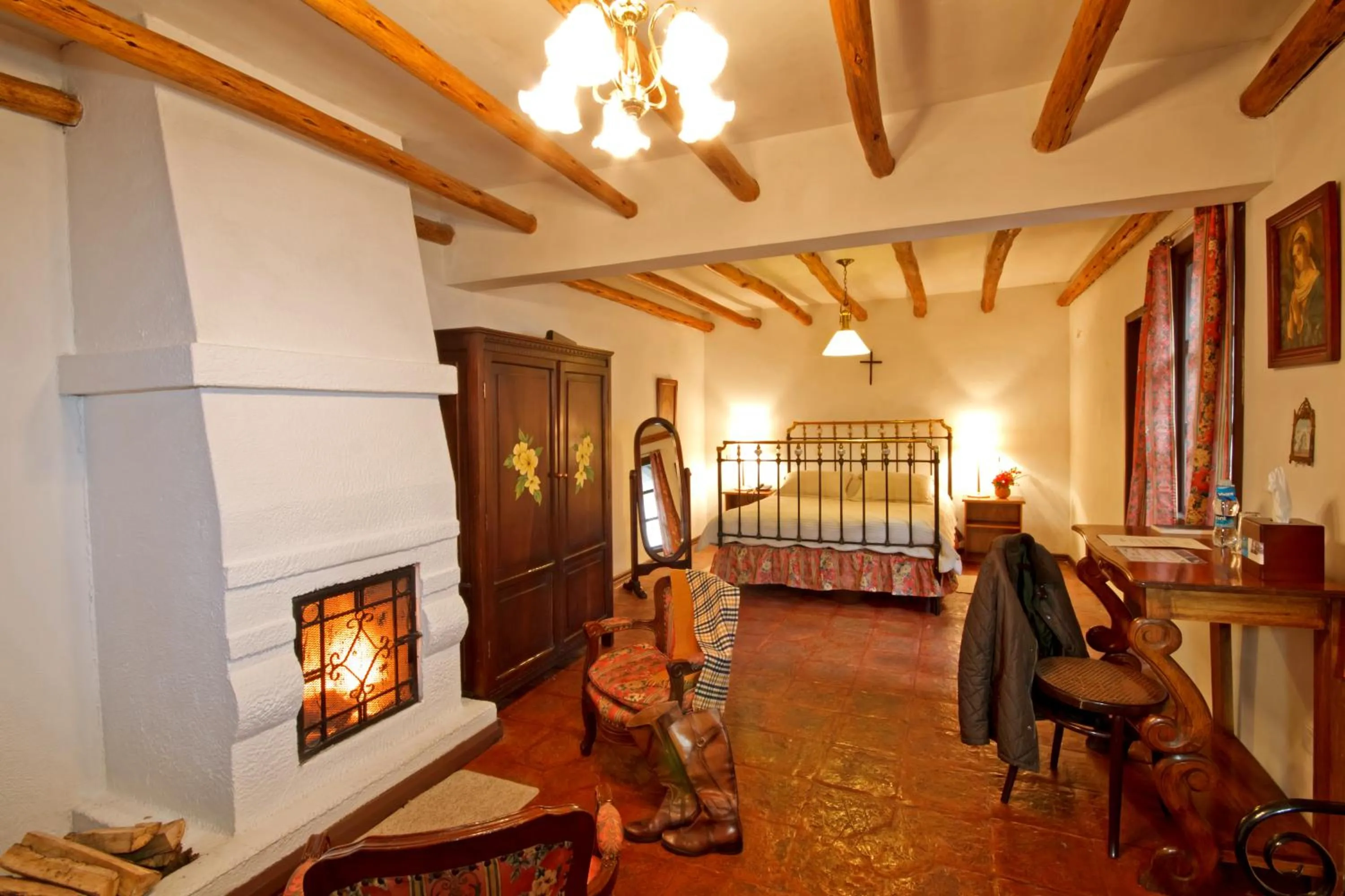 fireplace, Bed in Hacienda Hosteria Chorlavi