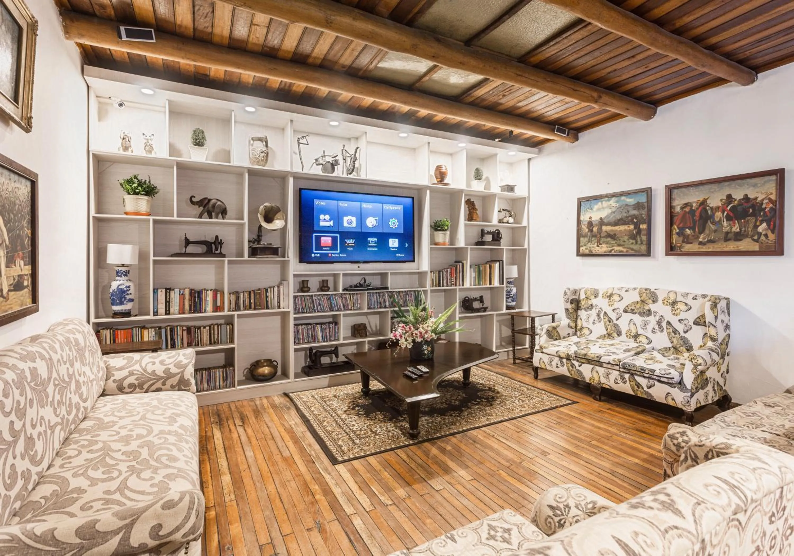 Communal lounge/ TV room in Hacienda Hosteria Chorlavi