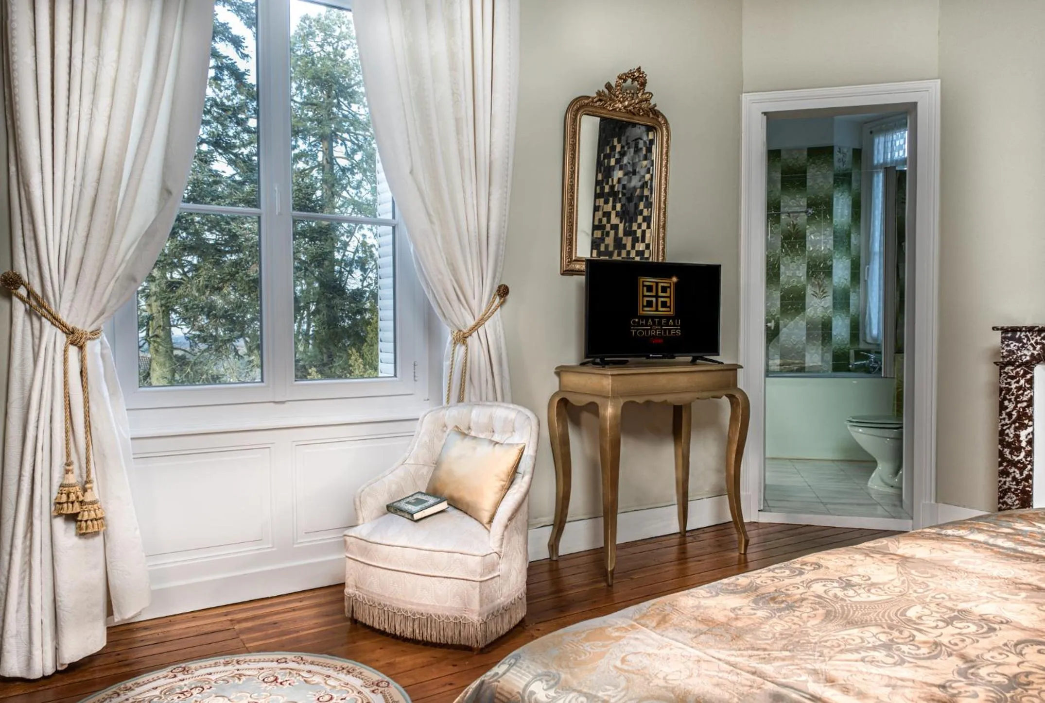 Photo of the whole room, Bed in Le Château des Tourelles en Vendée
