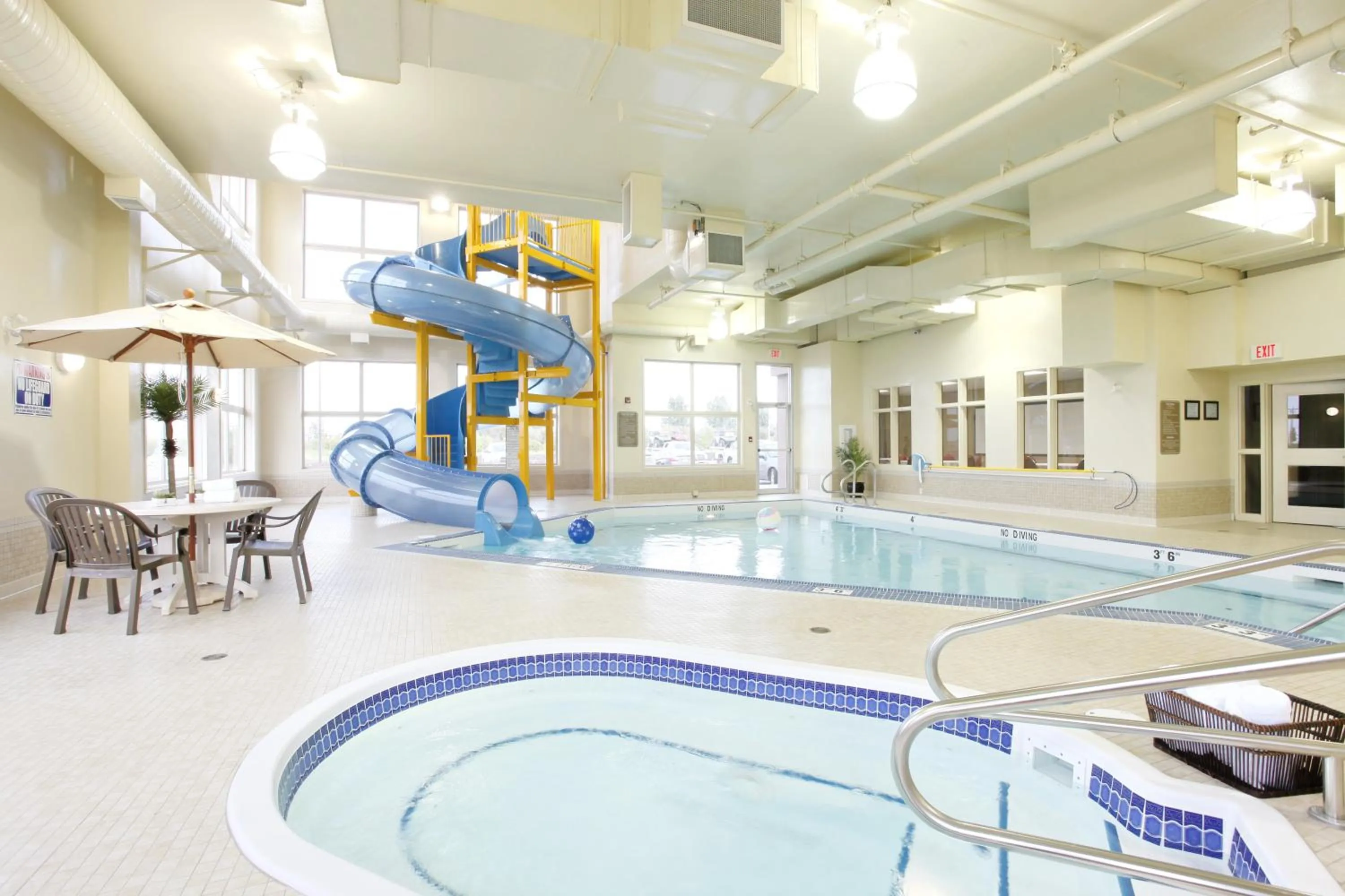 Swimming pool in Vegreville Suites