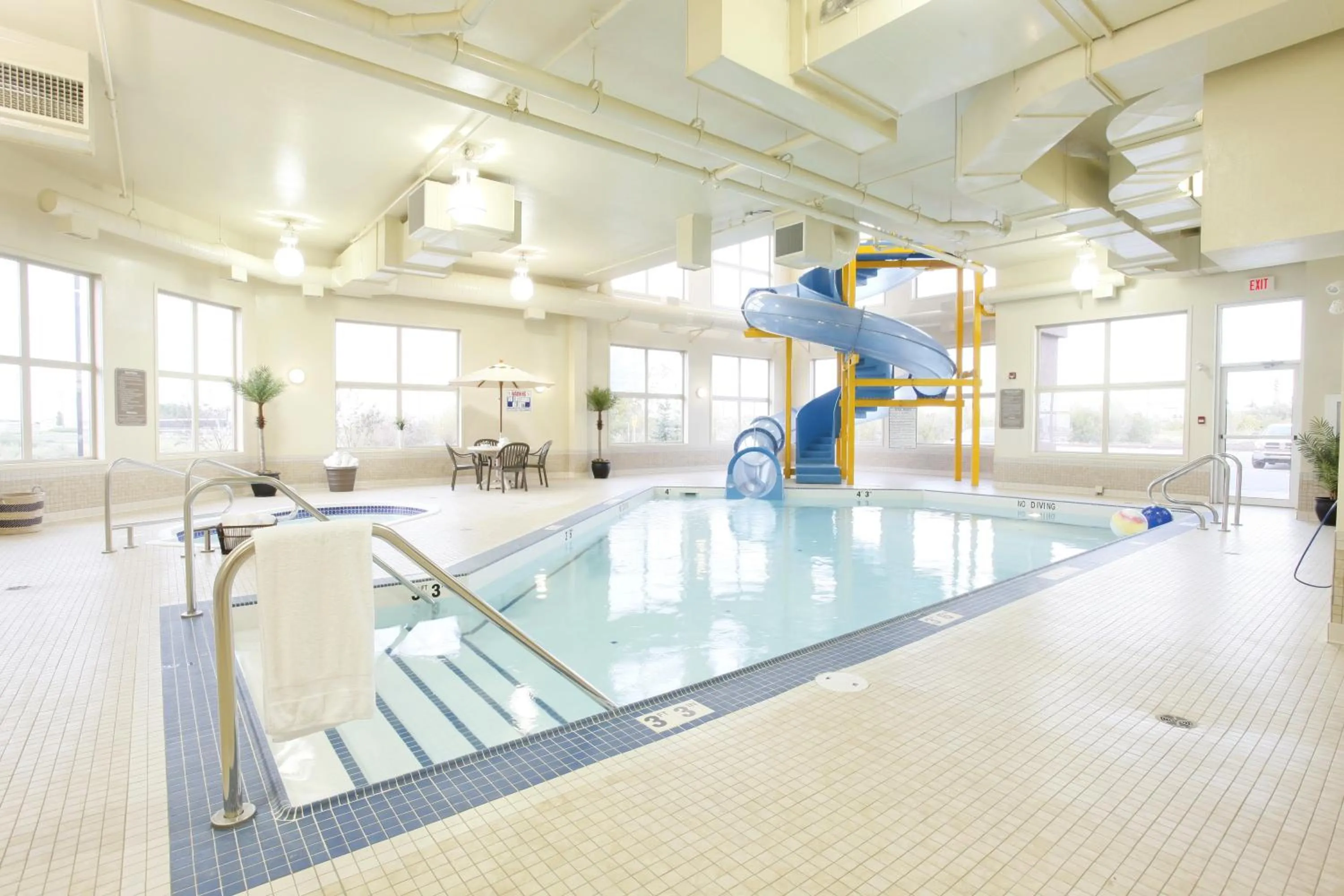 Swimming pool in Vegreville Suites