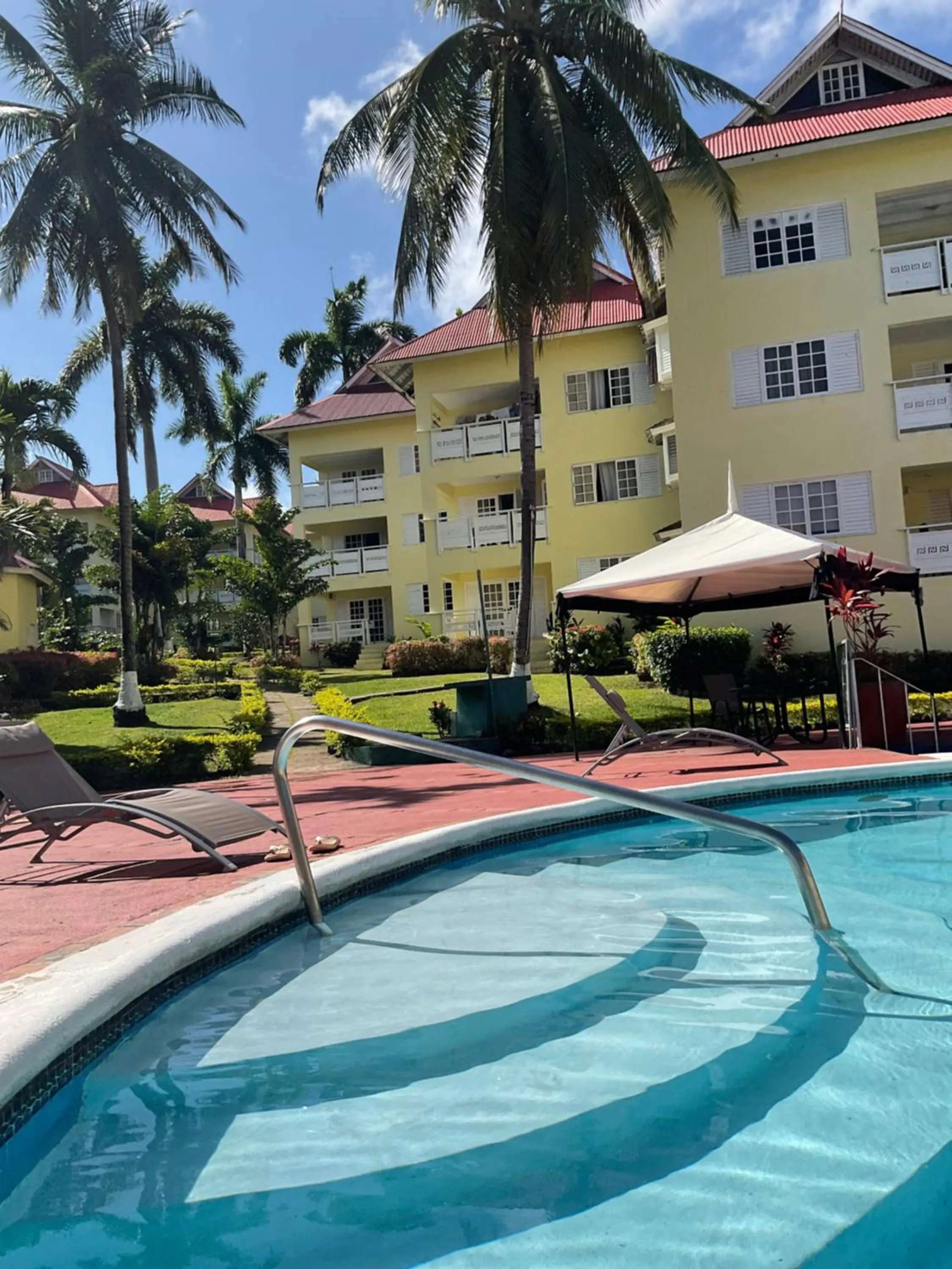 Swimming pool in Mystic Ridge Paradise