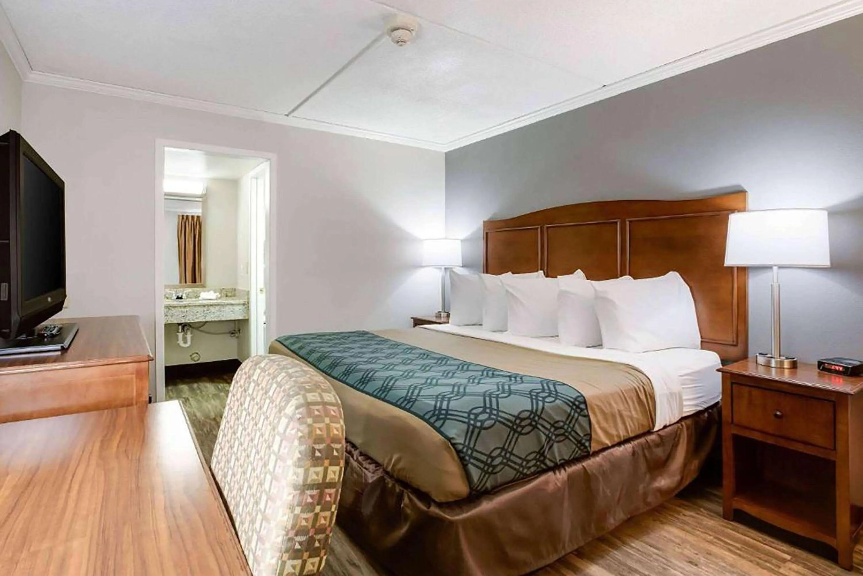 Photo of the whole room, Bed in Travelodge by Wyndham Canton-Livonia Area, MI