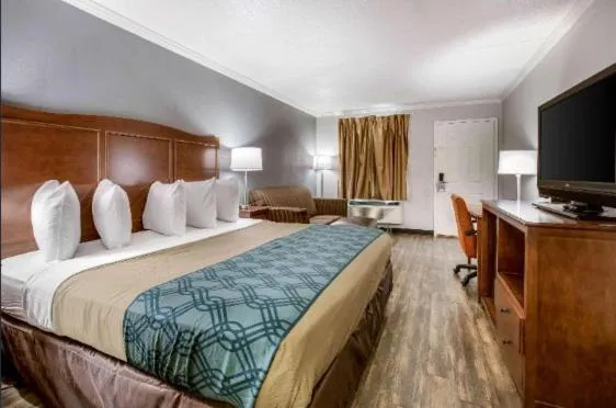 Bed in Travelodge by Wyndham Canton-Livonia Area, MI