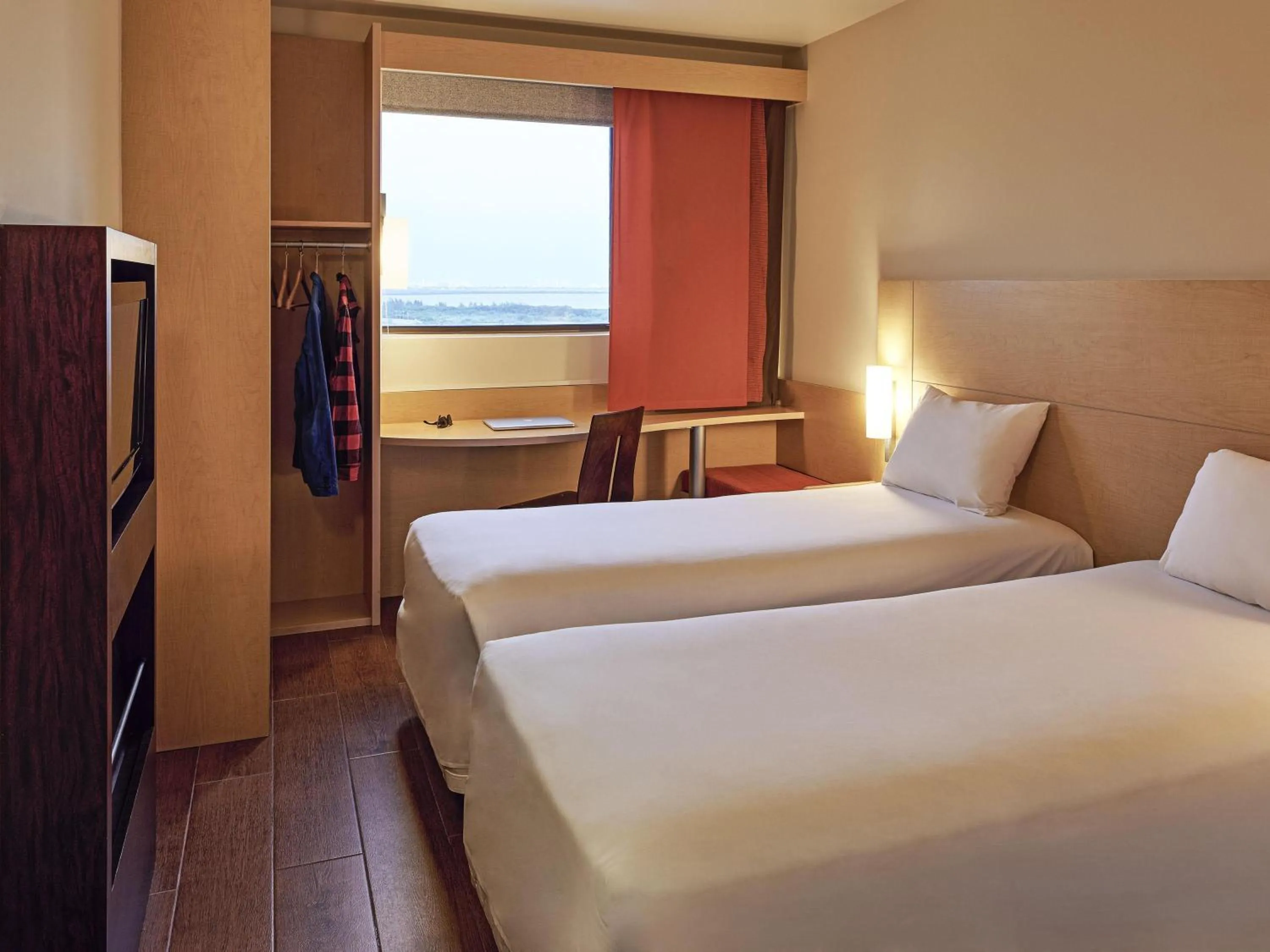 Bedroom, Bed in Ibis Cancun Centro