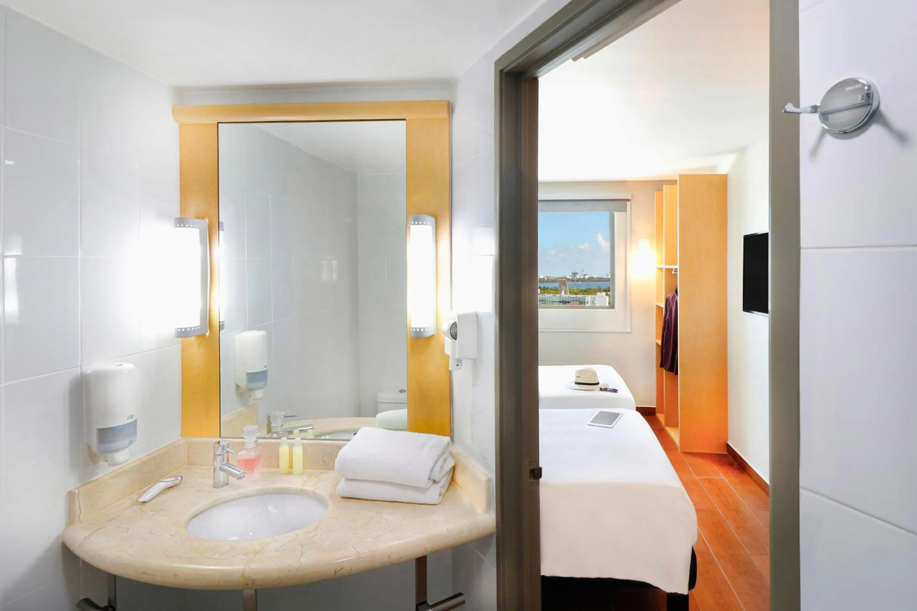 Bathroom, Bed in Ibis Cancun Centro