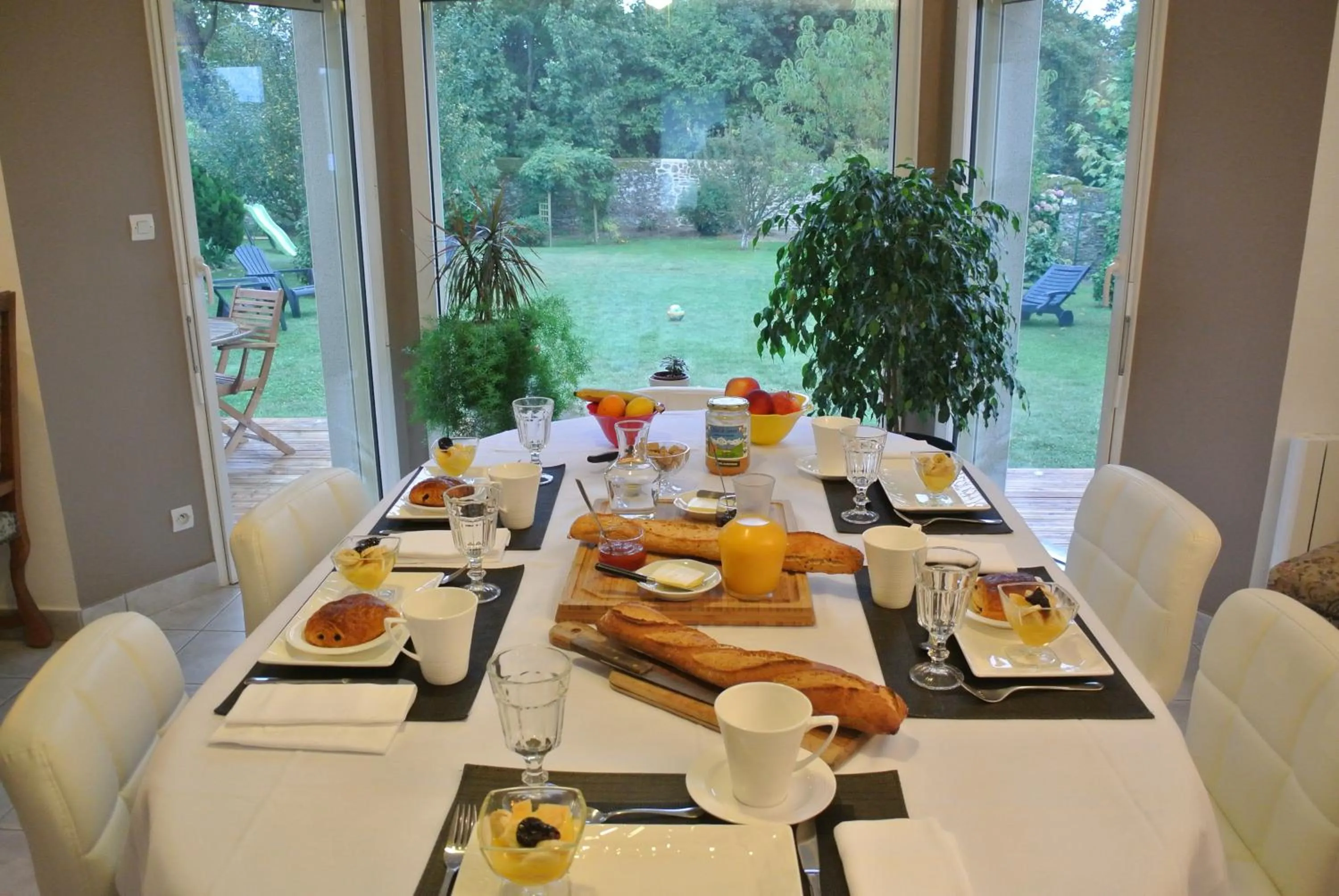 Breakfast in Au Logis De La Rance Bed and Breakfast