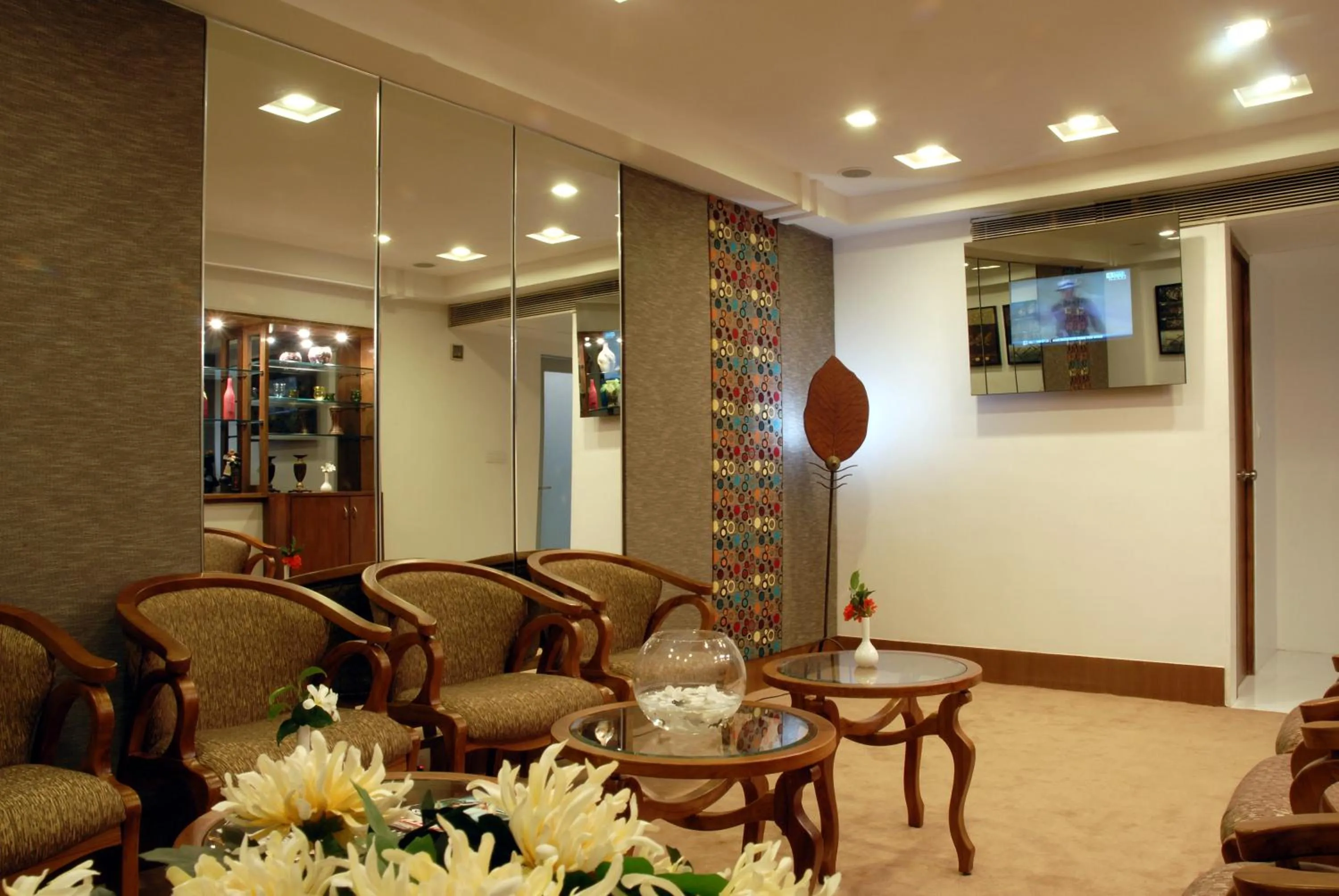 Communal lounge/ TV room in The Fern Residency Ahmedabad, Subhash Bridge, Series by Marriott