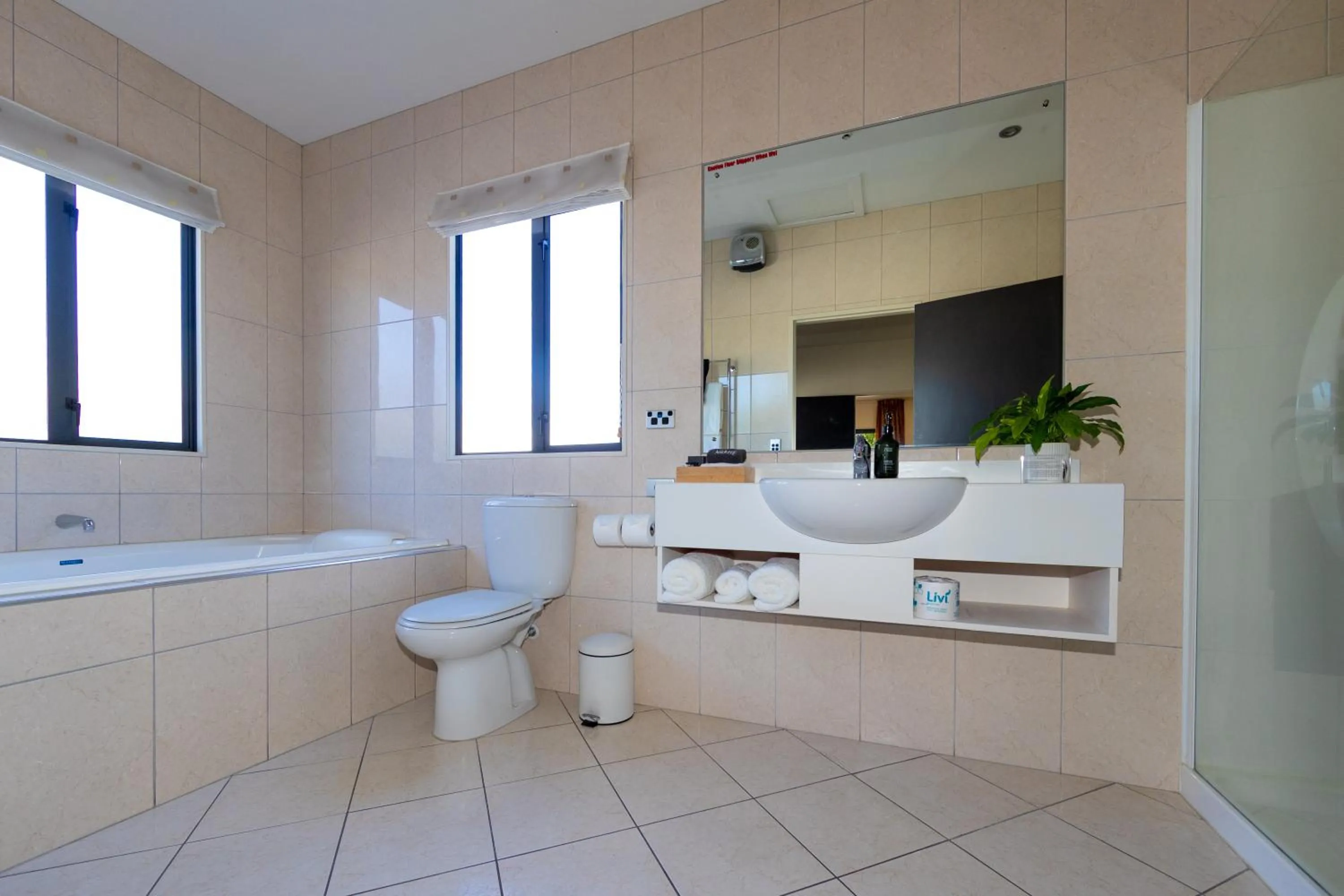 Bathroom in Harvest Lodge Motel
