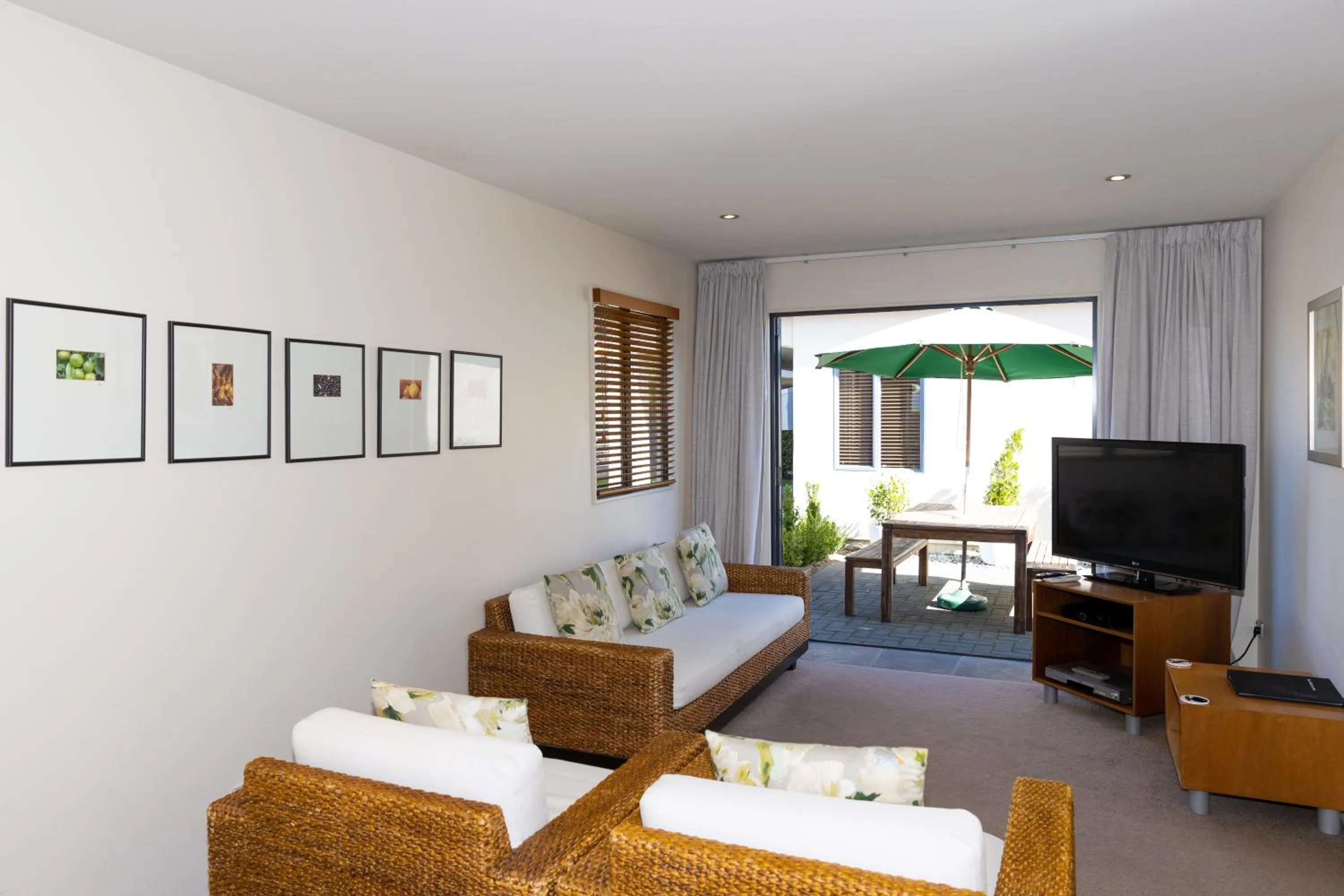 Living room in Harvest Lodge Motel