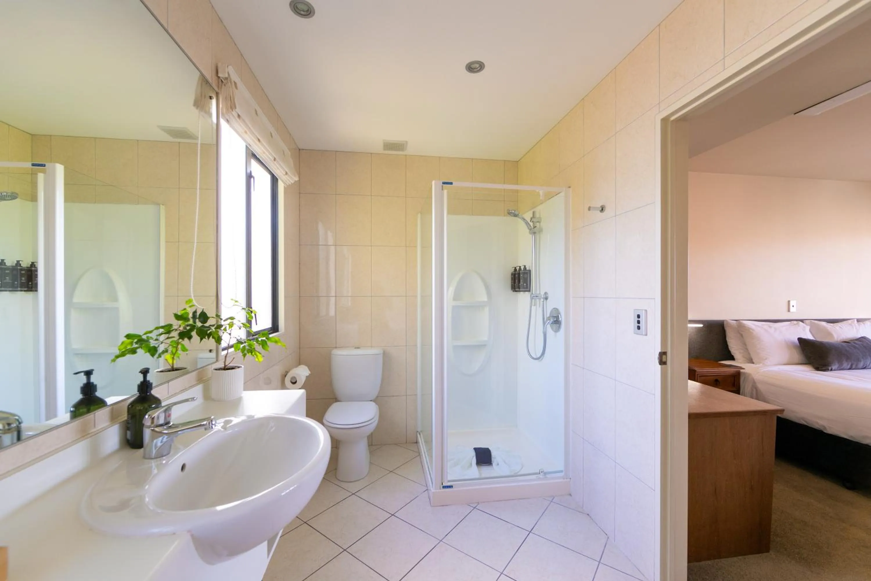 Bathroom, Bed in Harvest Lodge Motel
