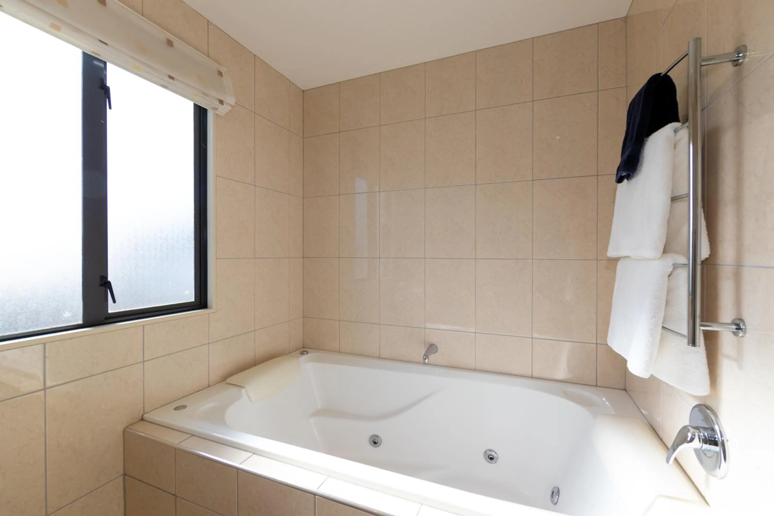 Bath in Harvest Lodge Motel