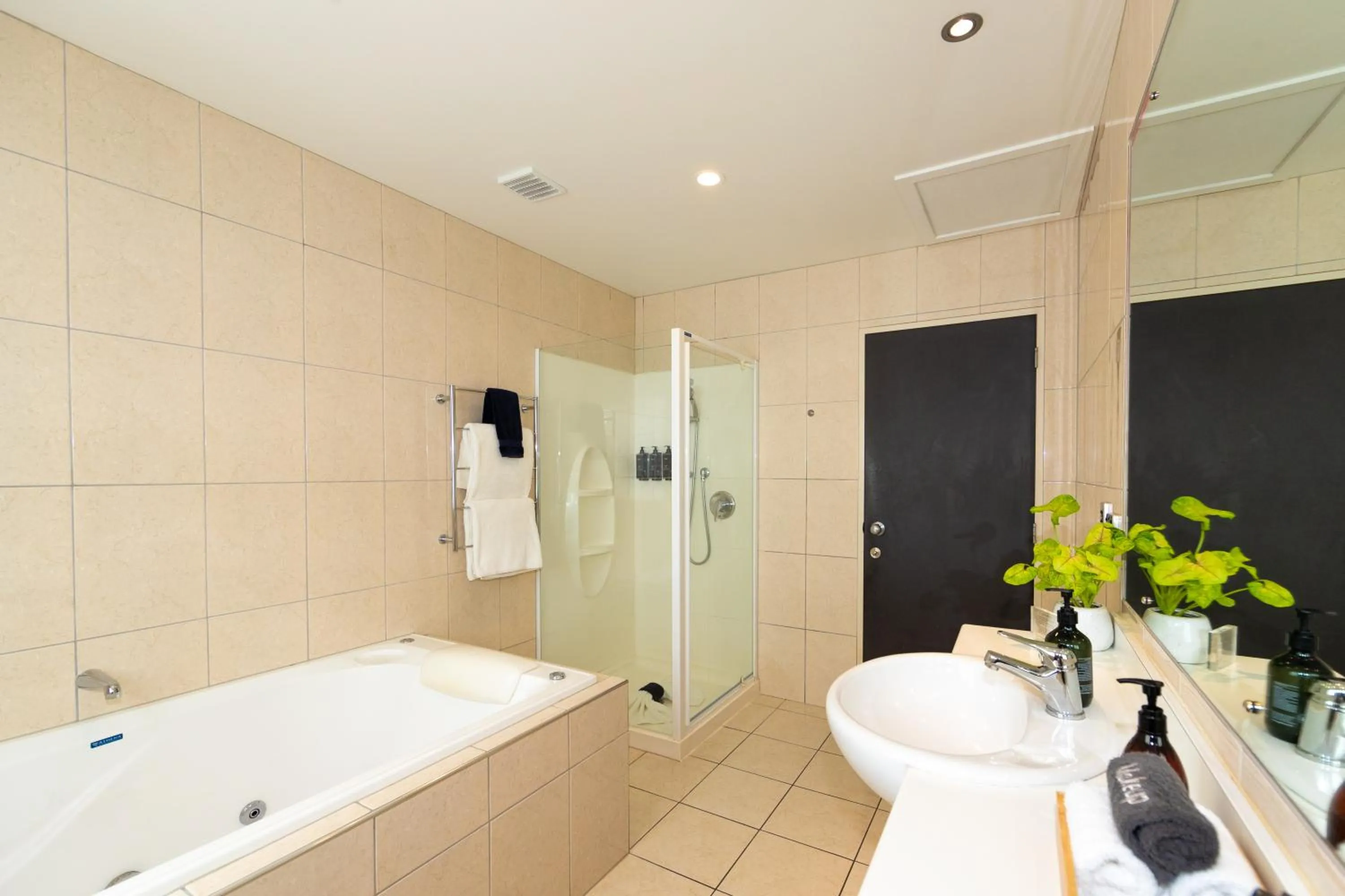 Bathroom in Harvest Lodge Motel