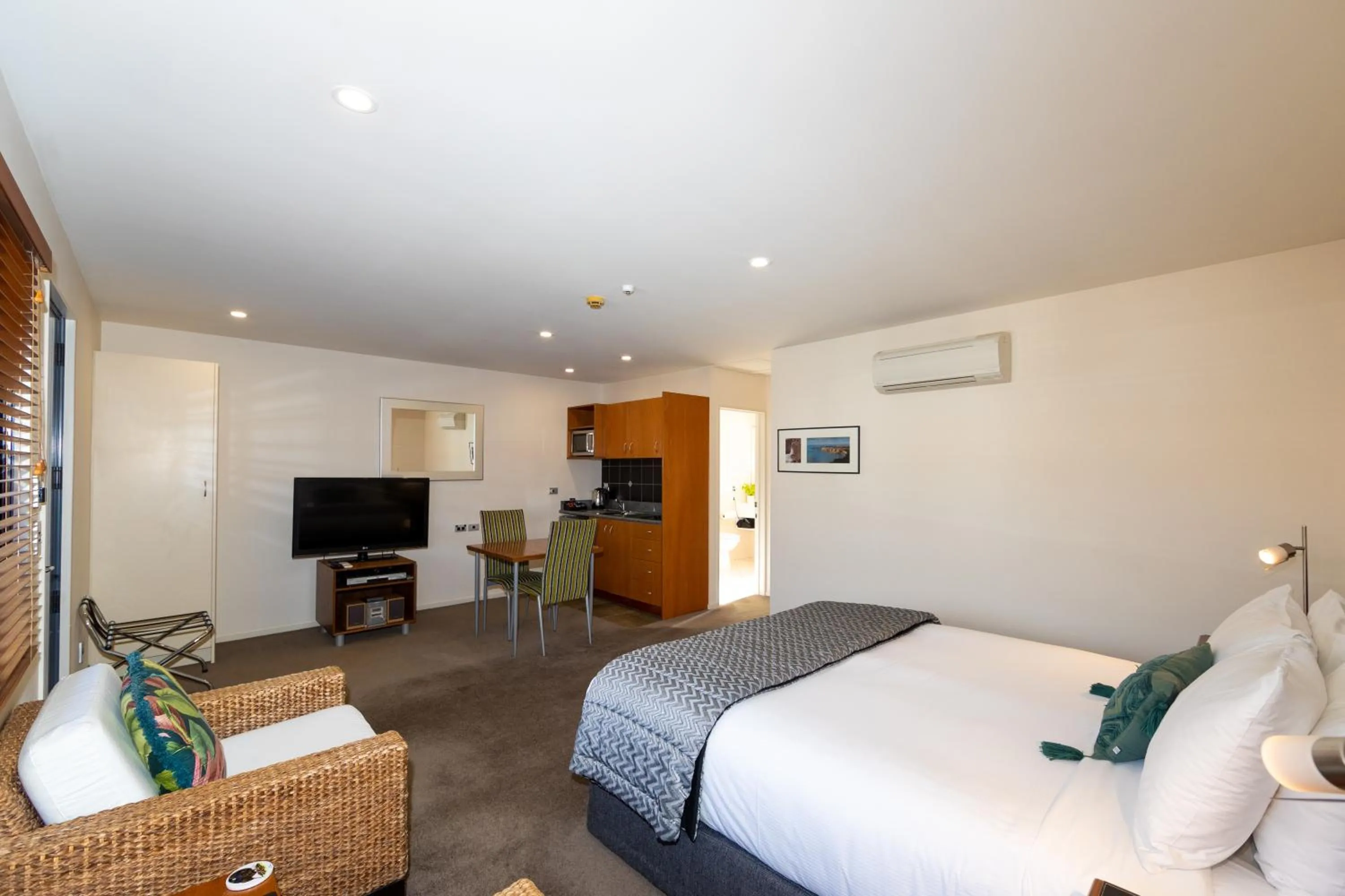 Photo of the whole room, Bed in Harvest Lodge Motel