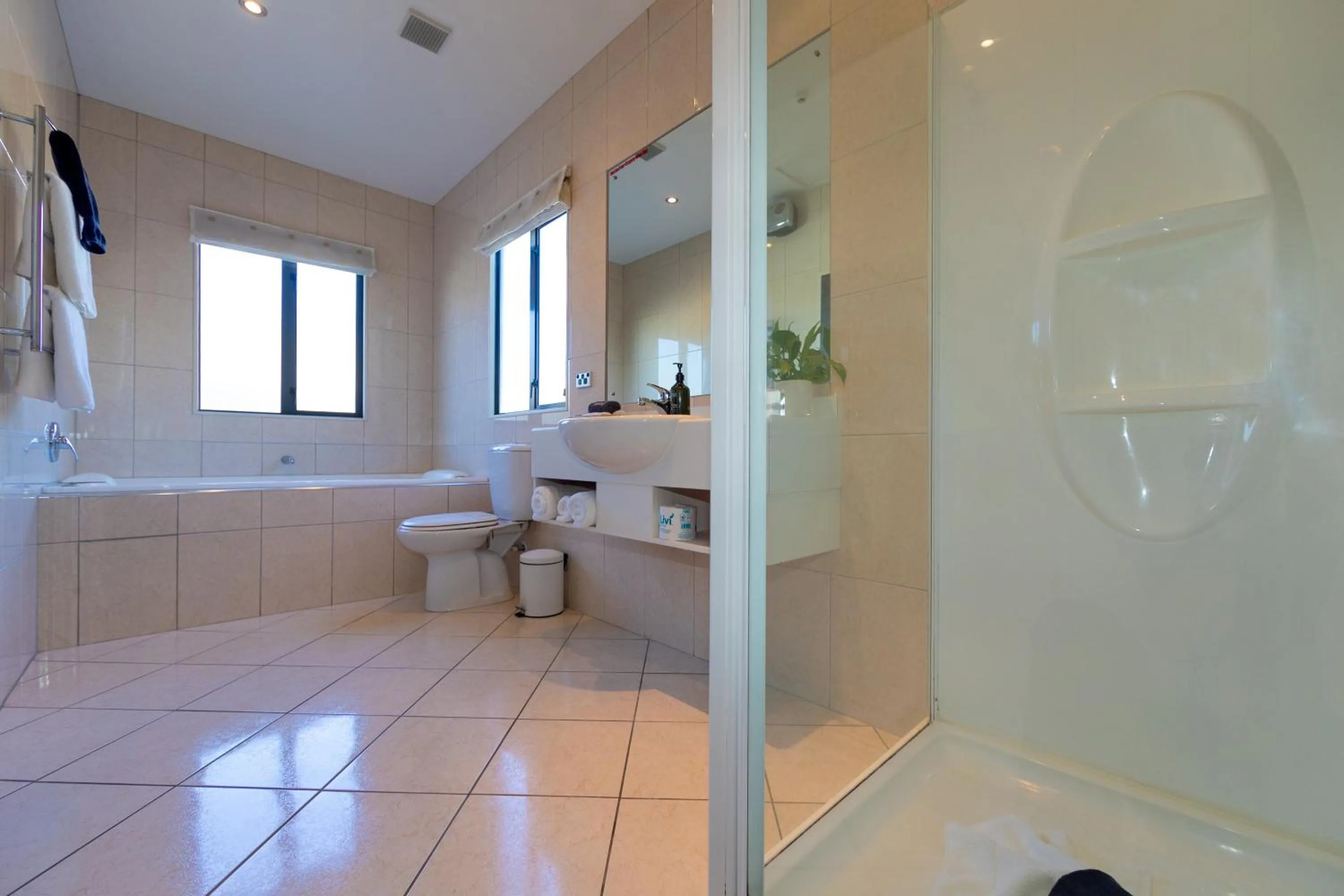 Bathroom in Harvest Lodge Motel