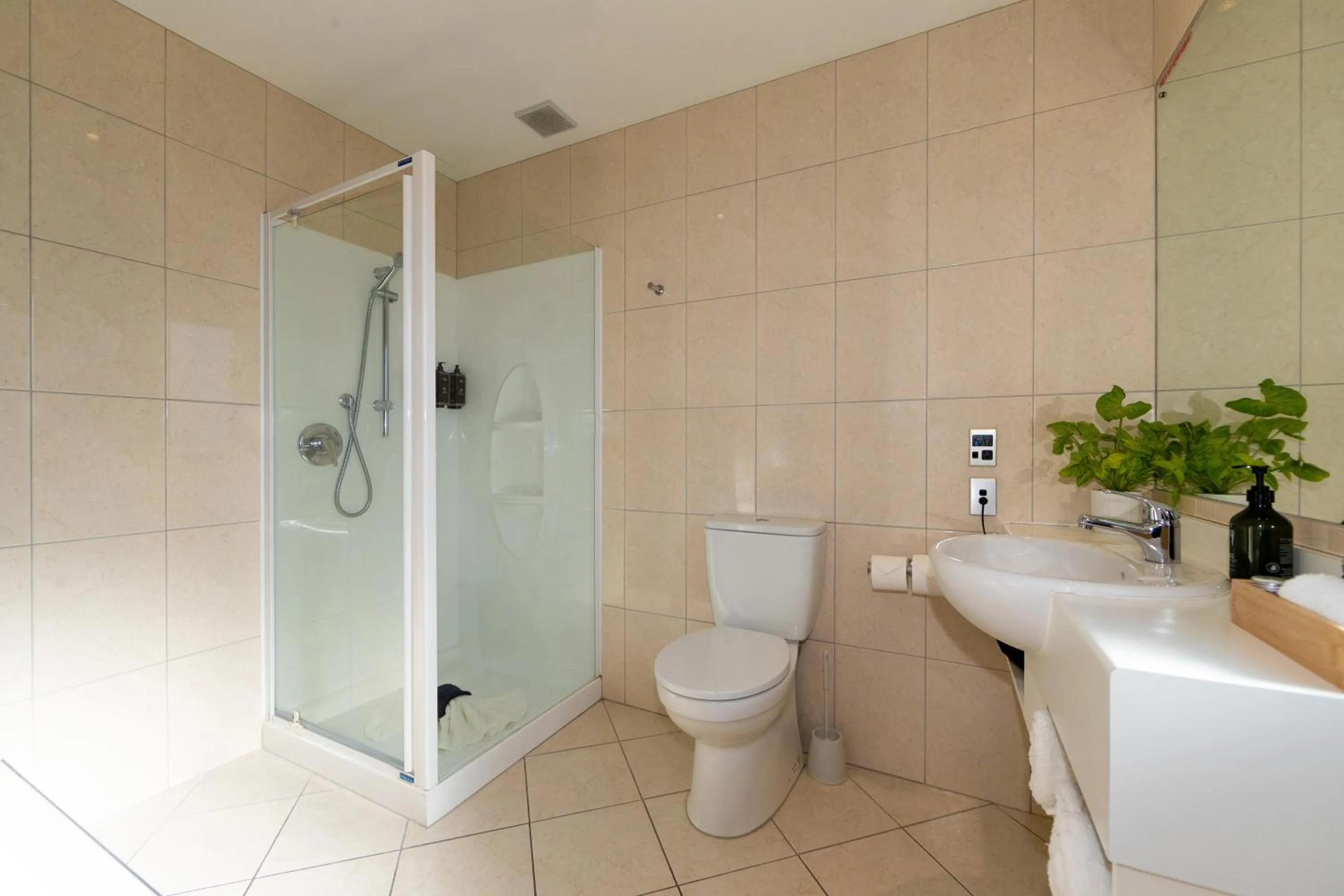 Bathroom in Harvest Lodge Motel