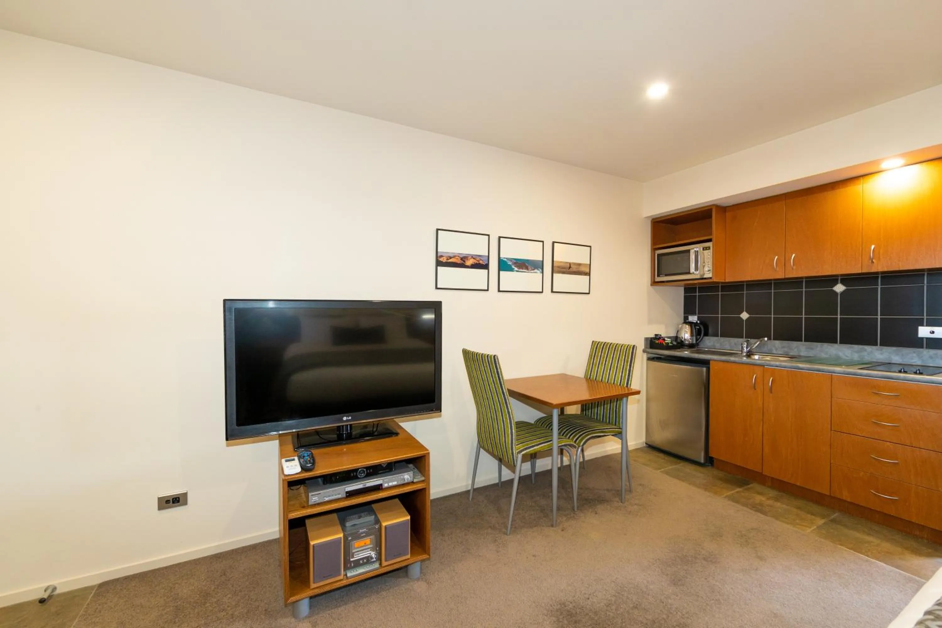 Kitchen or kitchenette in Harvest Lodge Motel