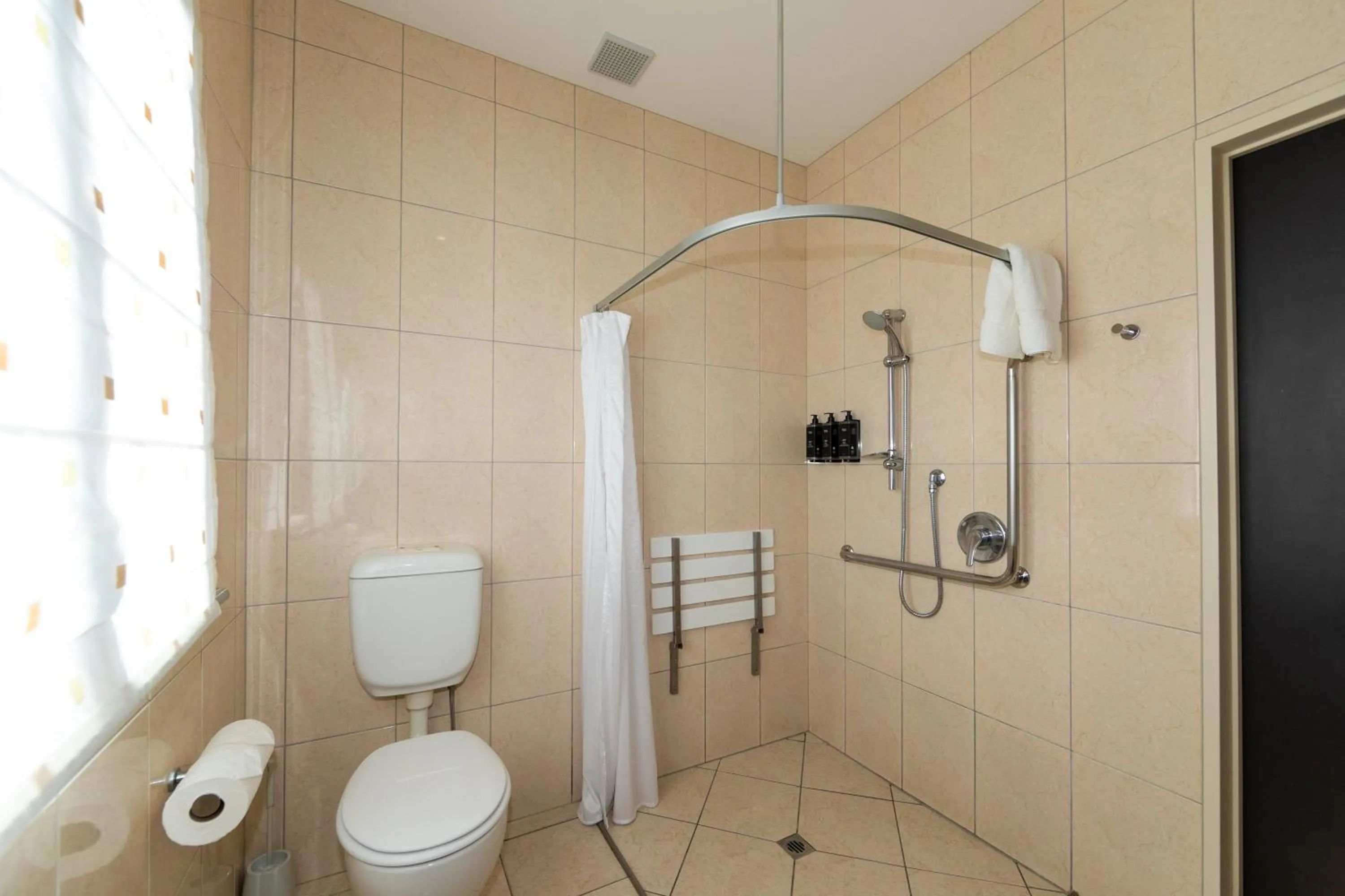 Bathroom in Harvest Lodge Motel