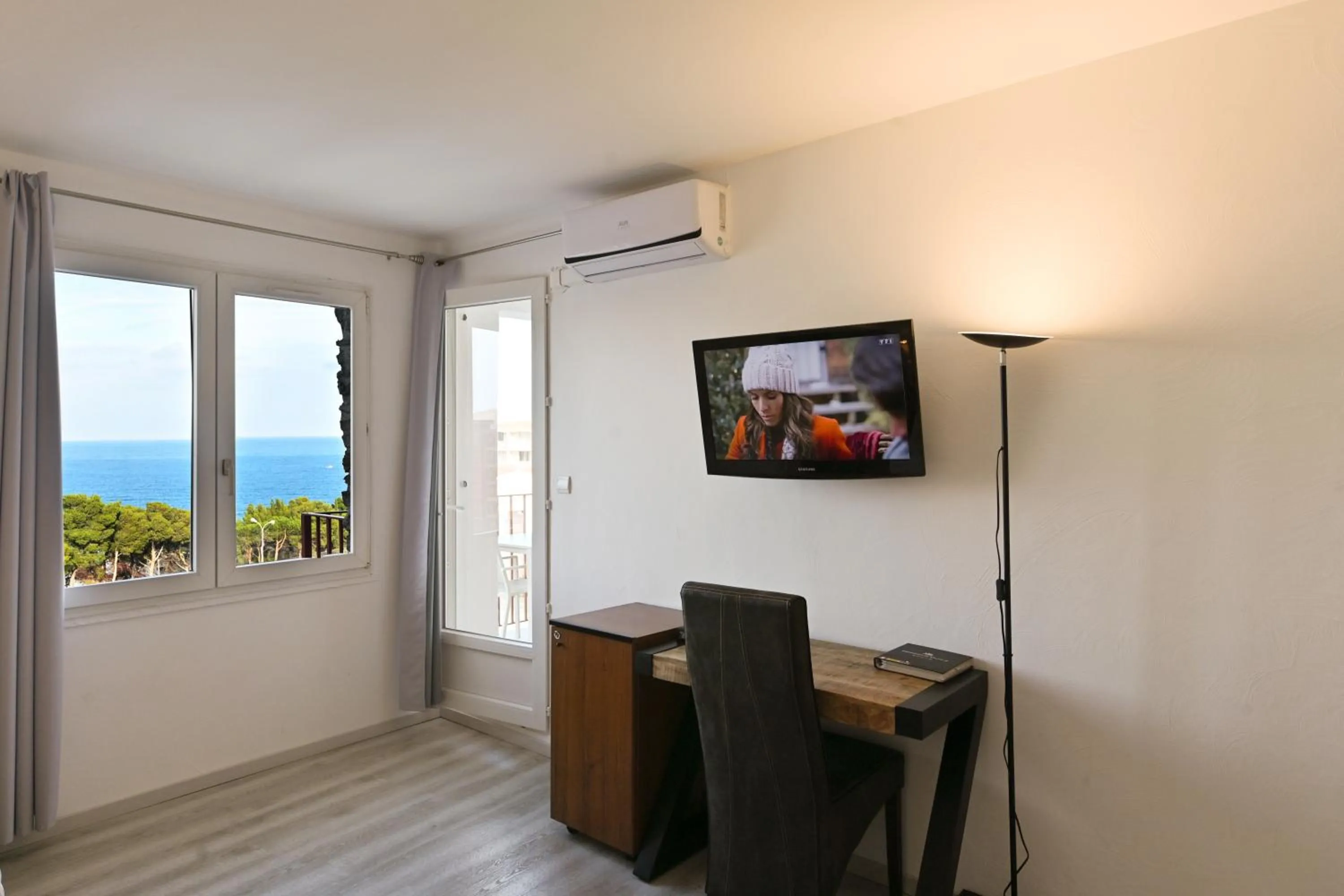 Communal lounge/ TV room in Le Catalan